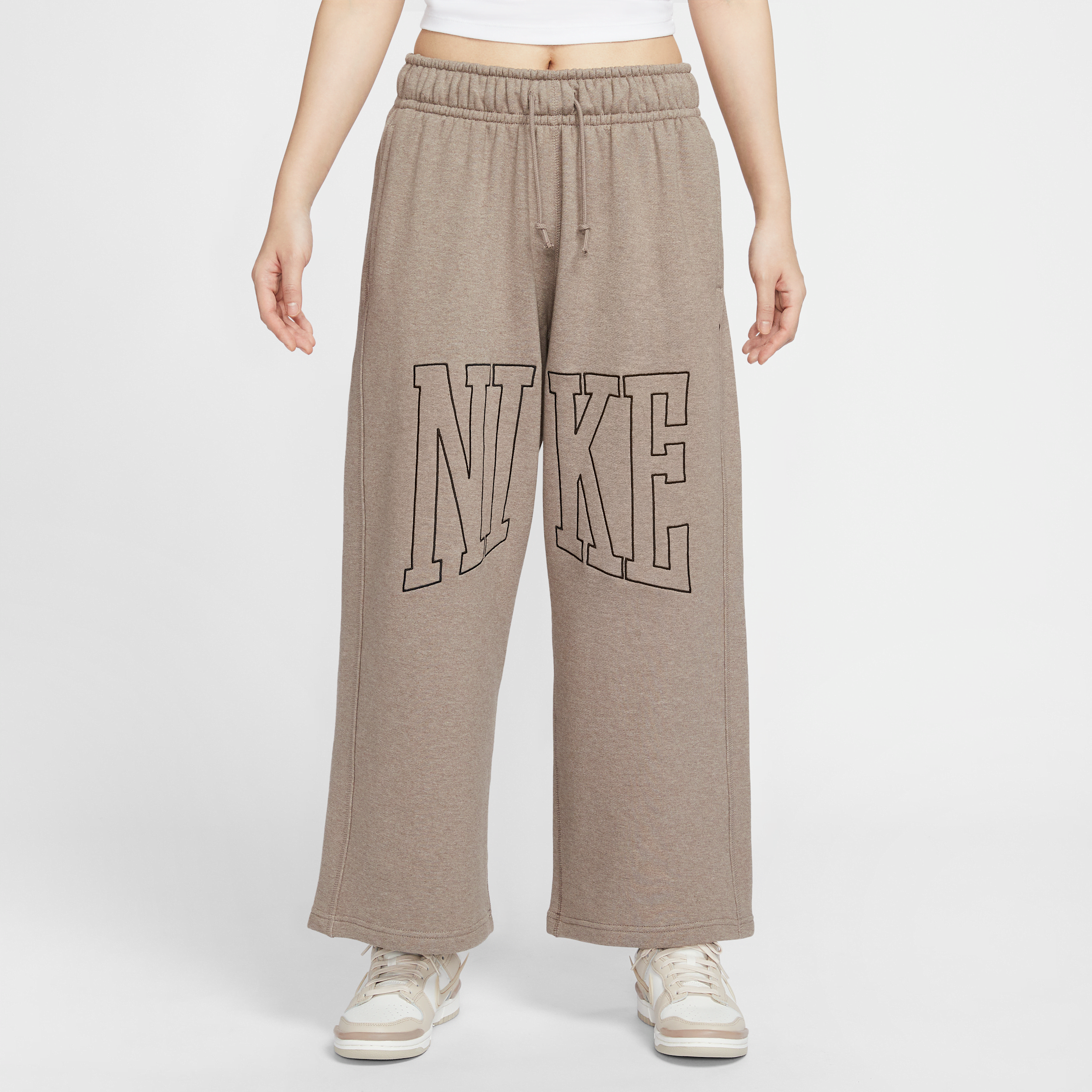 【ナイキ(NIKE)公式ストア】ナイキ スポーツウェア ウィメンズ ミッドライズ オーバーサイズド オープンヘム フレンチテリー パンツ HQ5884-233 ブラウン 【ナイキ(NIKE)公式ストア】ナイキ スポーツウェア ウィメンズ ミッドライズ オーバーサイズド オープンヘム フレンチテリー パンツ HQ5884-233 ブラウン