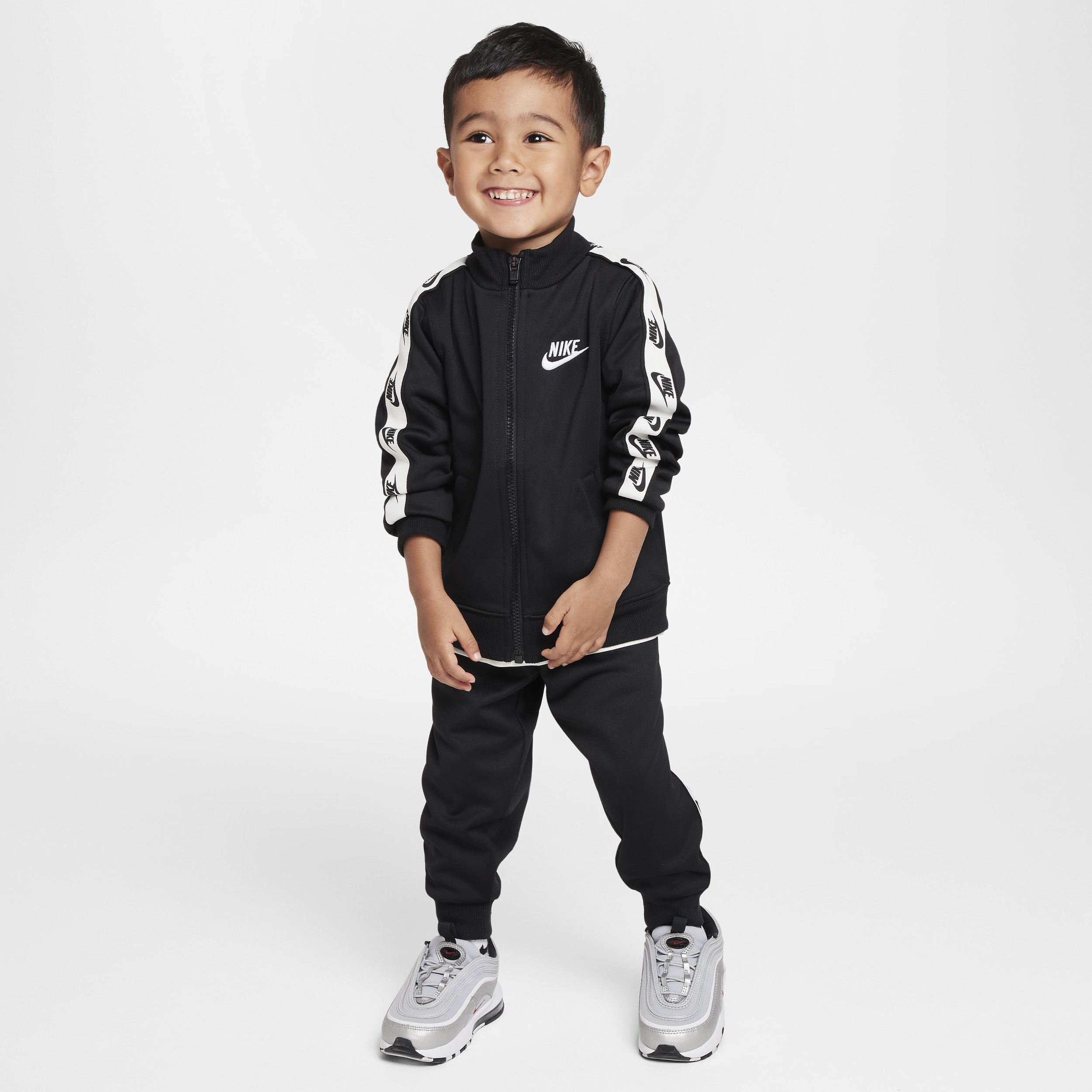 【ナイキ(NIKE)公式ストア】ナイキ Dri-FIT ベビー ツーピース フルジップ セットアップ ロゴテープ付き HV7295-010 ブラック 【ナイキ(NIKE)公式ストア】ナイキ Dri-FIT ベビー ツーピース フルジップ セットアップ ロゴテープ付き HV7295-010 ブラック