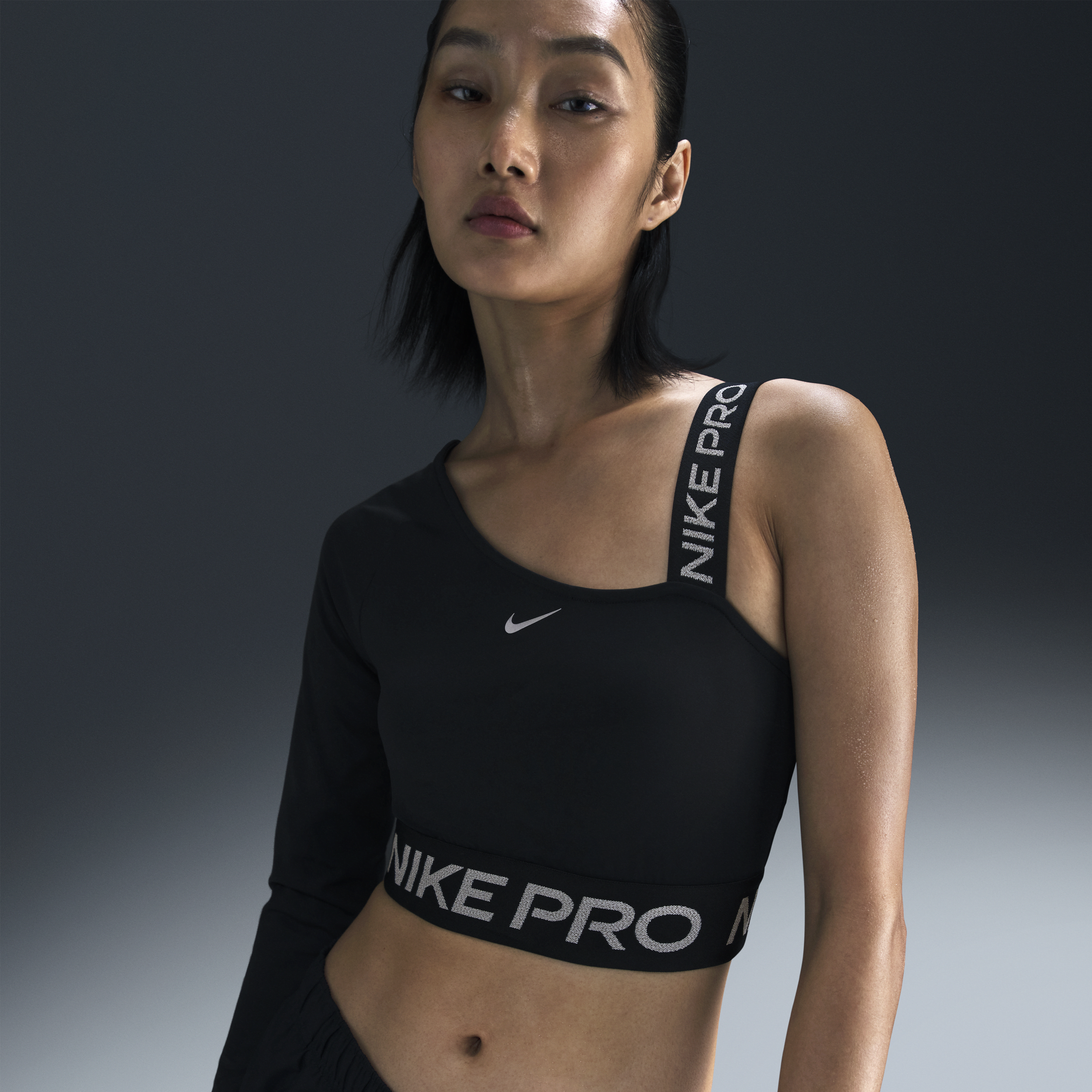 【ナイキ(NIKE)公式ストア】ナイキ プロ シャイン ウィメンズ Dri-FIT アシンメトリカル クロップド トップ FV8101-010 ブラック 【ナイキ(NIKE)公式ストア】ナイキ プロ シャイン ウィメンズ Dri-FIT アシンメトリカル クロップド トップ FV8101-010 ブラック