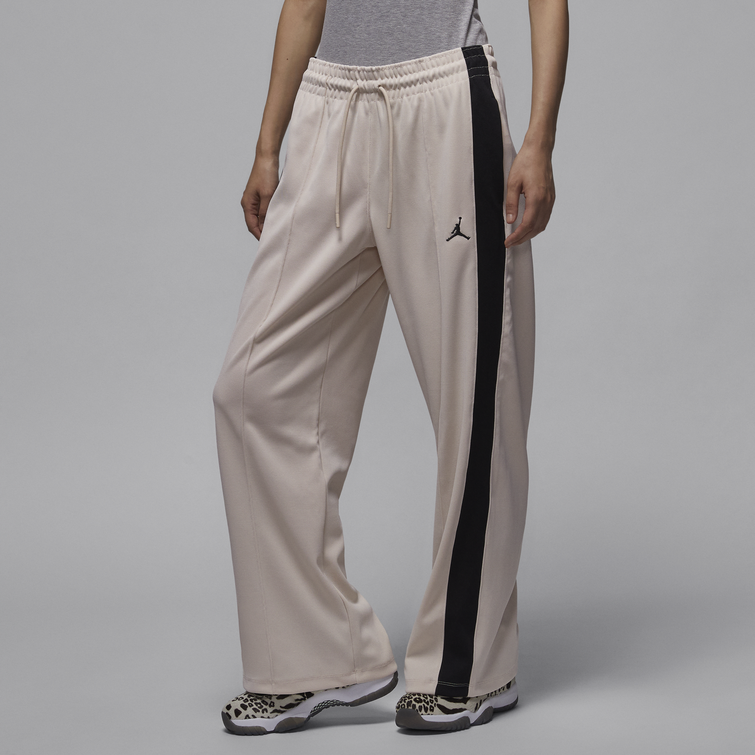 【ナイキ(NIKE)公式ストア】ジョーダン ウィメンズ ニット トラックパンツ FV7102-203 ブラウン 【ナイキ(NIKE)公式ストア】ジョーダン ウィメンズ ニット トラックパンツ FV7102-203 ブラウン