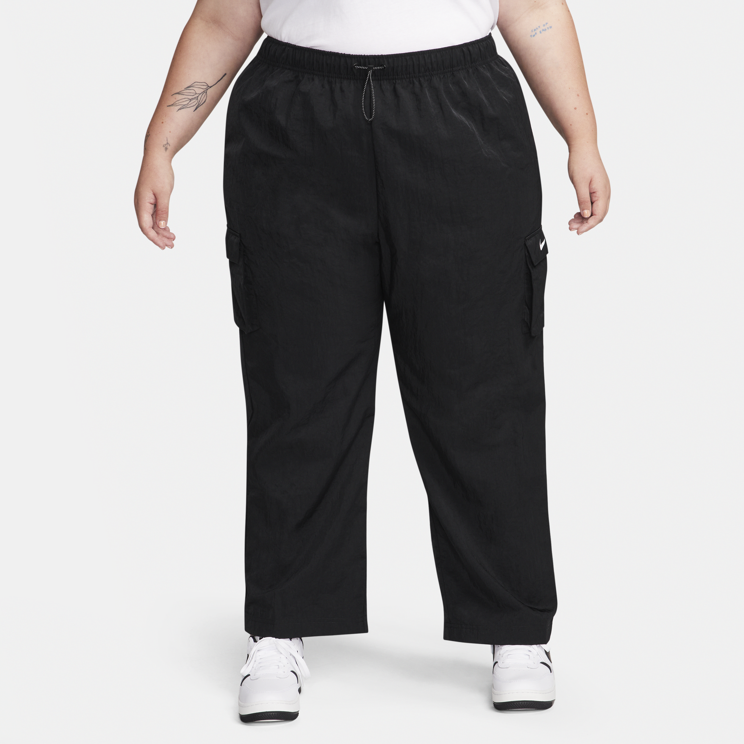 Vævede Nike Sportswear Essential-cargobukser med høj talje til kvinder (plus size) - sort