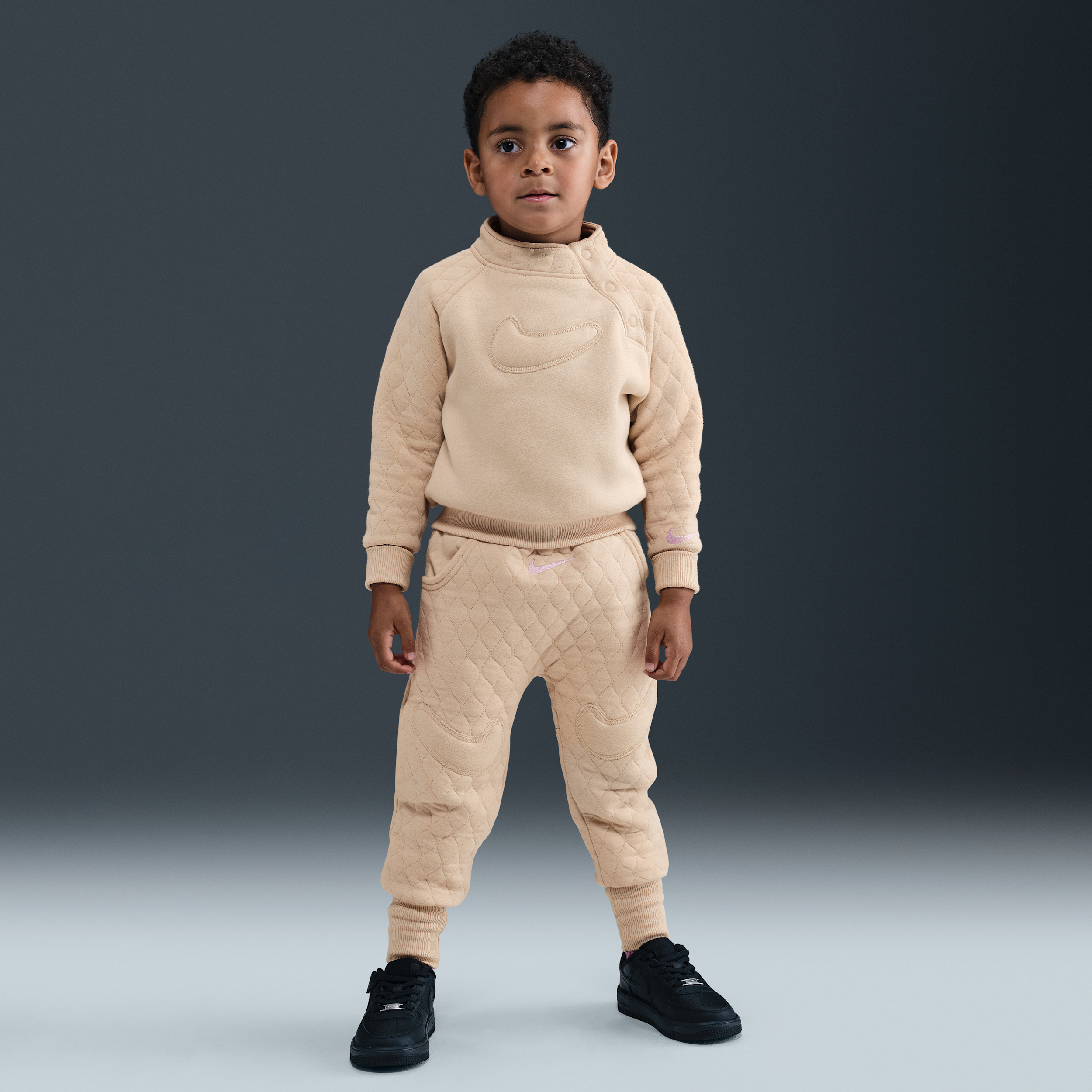 【ナイキ(NIKE)公式ストア】ナイキ レディー、セット! ベビー ツーピース ジョガーパンツ セットアップ IO5896-126 ブラウン 【ナイキ(NIKE)公式ストア】ナイキ レディー、セット! ベビー ツーピース ジョガーパンツ セットアップ IO5896-126 ブラウン