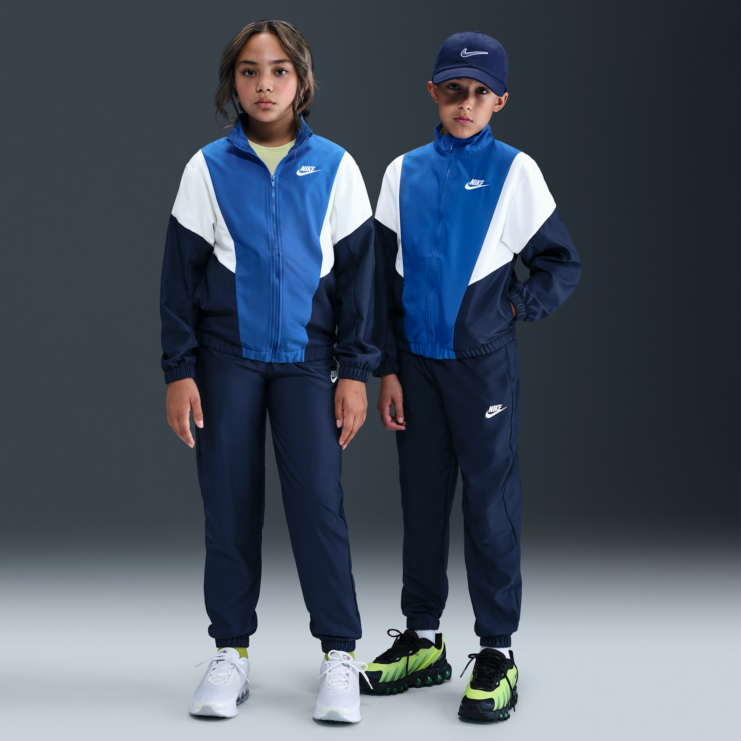 【ナイキ(NIKE)公式ストア】ナイキ スポーツウェア ジュニア ウーブン トラックスーツ HQ9314-410 ブルー 【ナイキ(NIKE)公式ストア】ナイキ スポーツウェア ジュニア ウーブン トラックスーツ HQ9314-410 ブルー