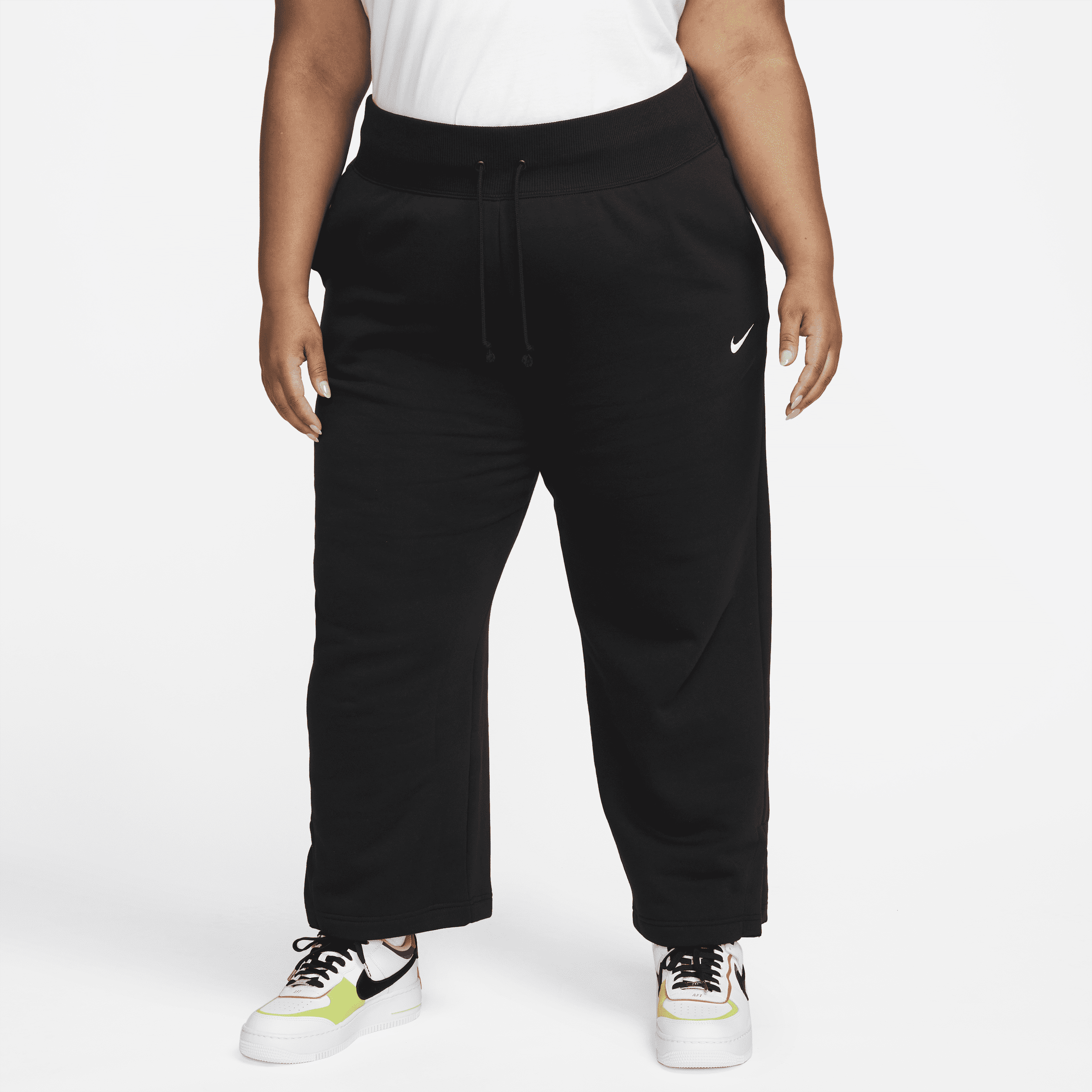 Nike Sportswear Phoenix Fleece-sweatpants med høj talje og brede ben til kvinder (plus size) - sort