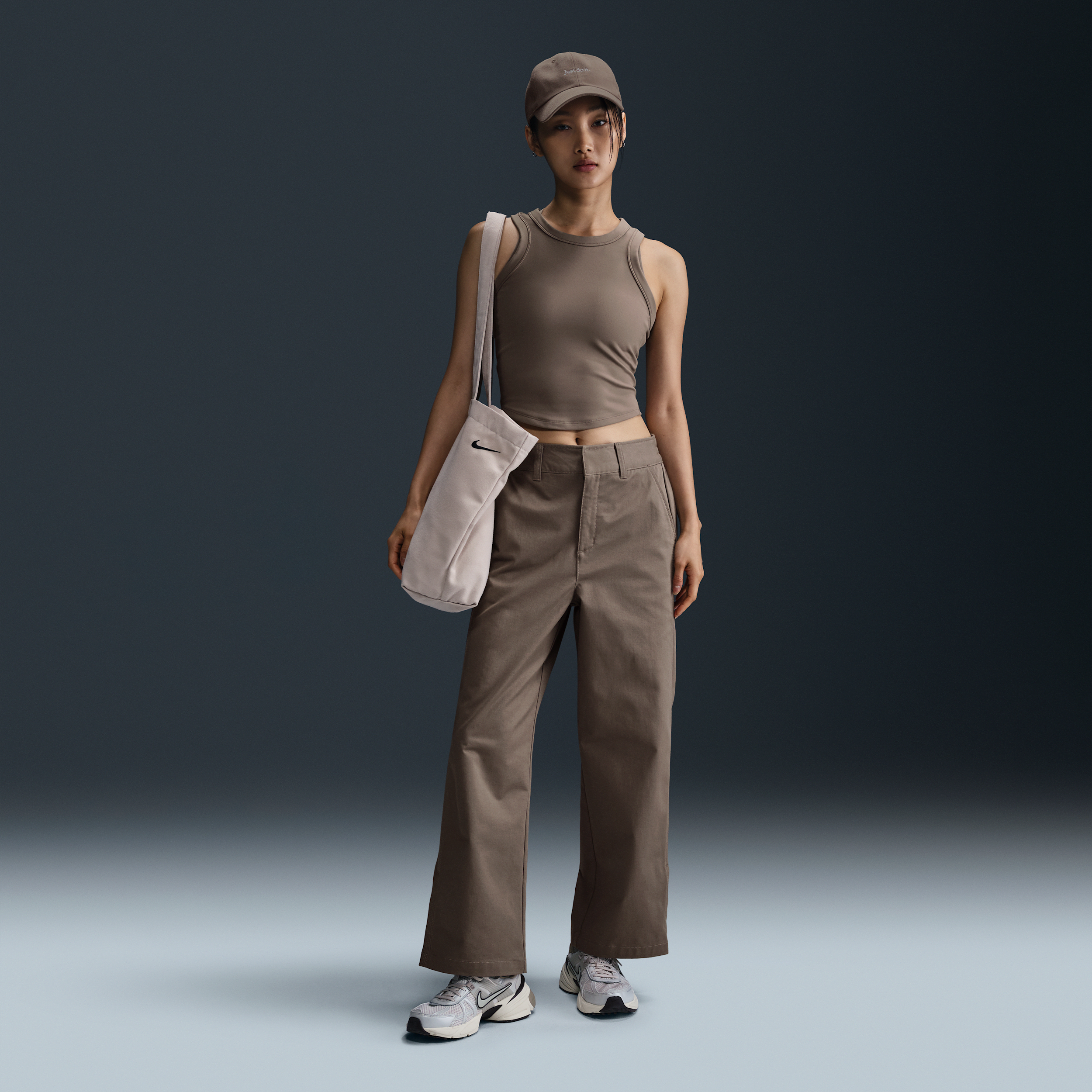 【ナイキ(NIKE)公式ストア】ナイキ スポーツウェア コレクション ウィメンズ ミッドライズ ツイル パンツ HF9432-233 ブラウン 【ナイキ(NIKE)公式ストア】ナイキ スポーツウェア コレクション ウィメンズ ミッドライズ ツイル パンツ HF9432-233 ブラウン
