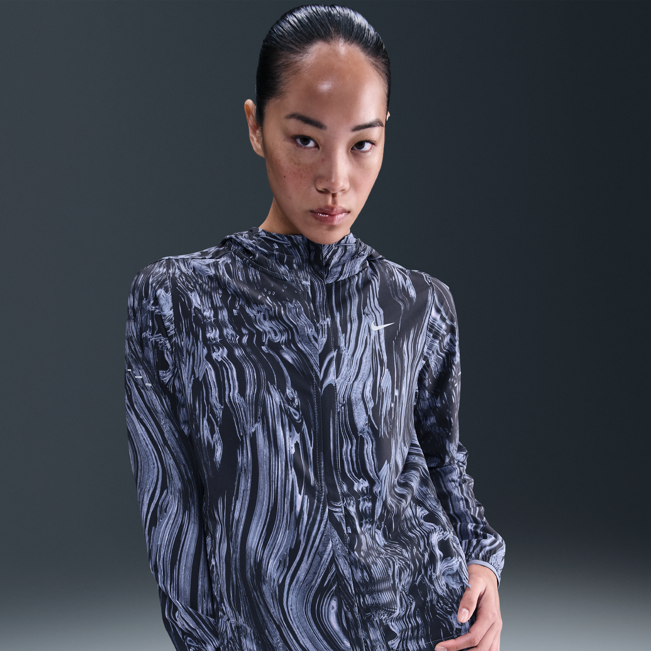【ナイキ(NIKE)公式ストア】ナイキ スウィフト ウィメンズ レペル UV プリント ランニングジャケット IM0362-499 ブルー 【ナイキ(NIKE)公式ストア】ナイキ スウィフト ウィメンズ レペル UV プリント ランニングジャケット IM0362-499 ブルー