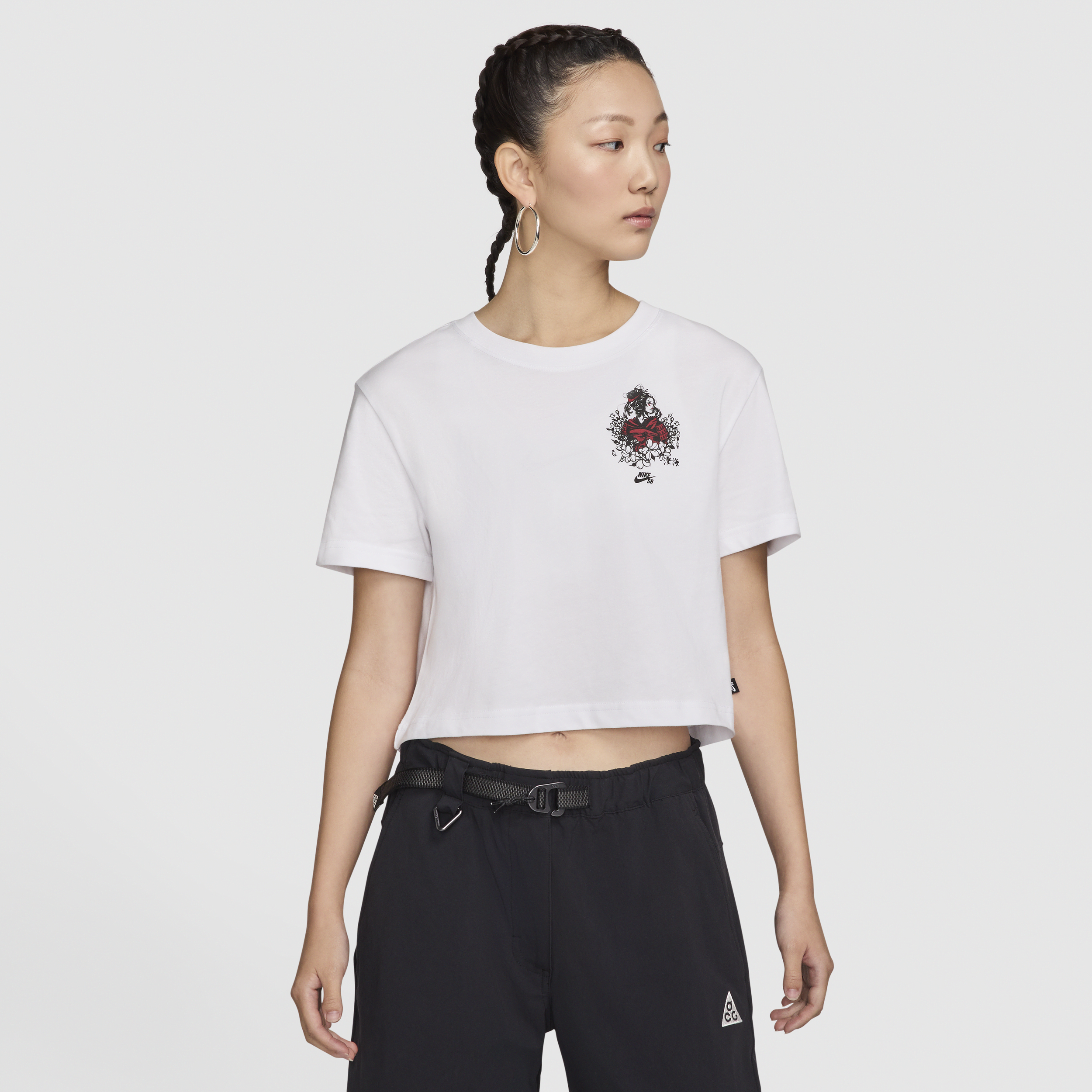 【ナイキ(NIKE)公式ストア】ナイキ SB x スカイ ブラウン ウィメンズ クロップド スケートボード Tシャツ FV4771-100 ホワイト 【ナイキ(NIKE)公式ストア】ナイキ SB x スカイ ブラウン ウィメンズ クロップド スケートボード Tシャツ FV4771-100 ホワイト