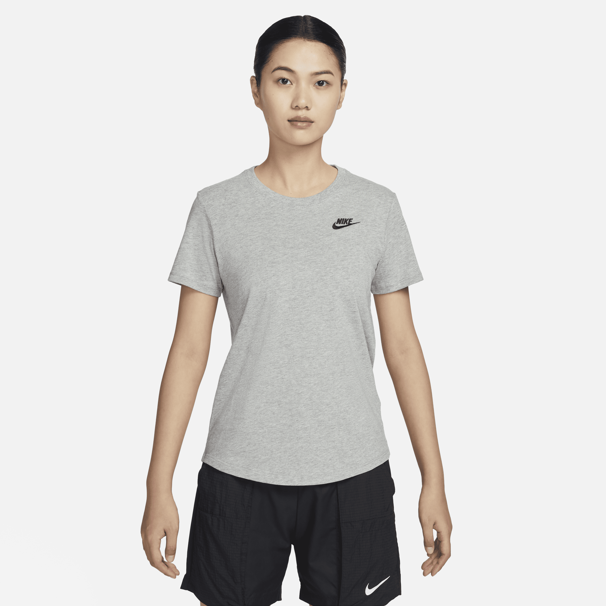【ナイキ(NIKE)公式ストア】ナイキ スポーツウェア クラブ エッセンシャル ウィメンズ Tシャツ DX7903-063 グレー 【ナイキ(NIKE)公式ストア】ナイキ スポーツウェア クラブ エッセンシャル ウィメンズ Tシャツ DX7903-063 グレー