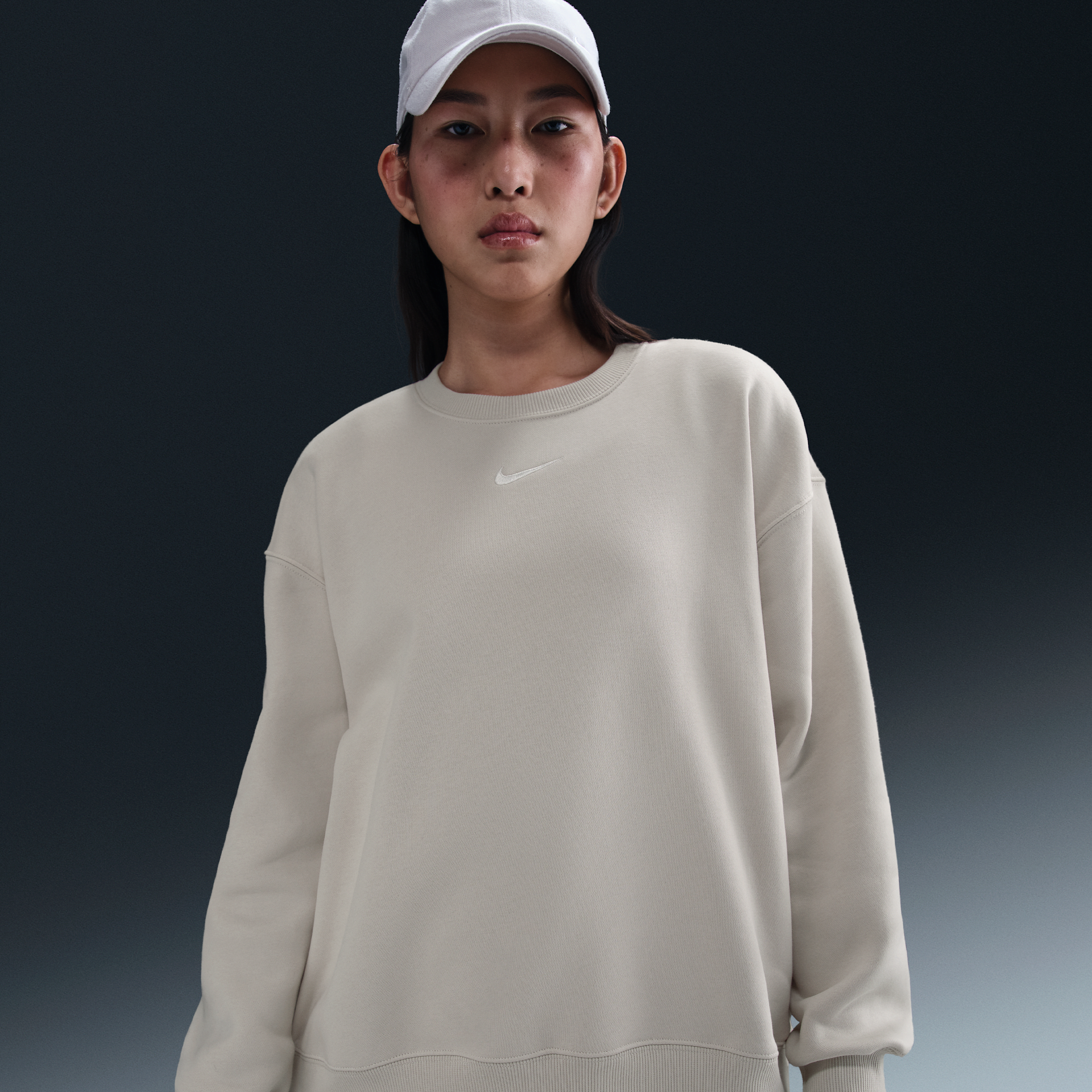 【ナイキ(NIKE)公式ストア】ナイキ スポーツウェア フェニックス フリース ウィメンズ オーバーサイズド クルーネック スウェットシャツ FZ4271-104 ブラウン 【ナイキ(NIKE)公式ストア】ナイキ スポーツウェア フェニックス フリース ウィメンズ オーバーサイズド クルーネック スウェットシャツ FZ4271-104 ブラウン