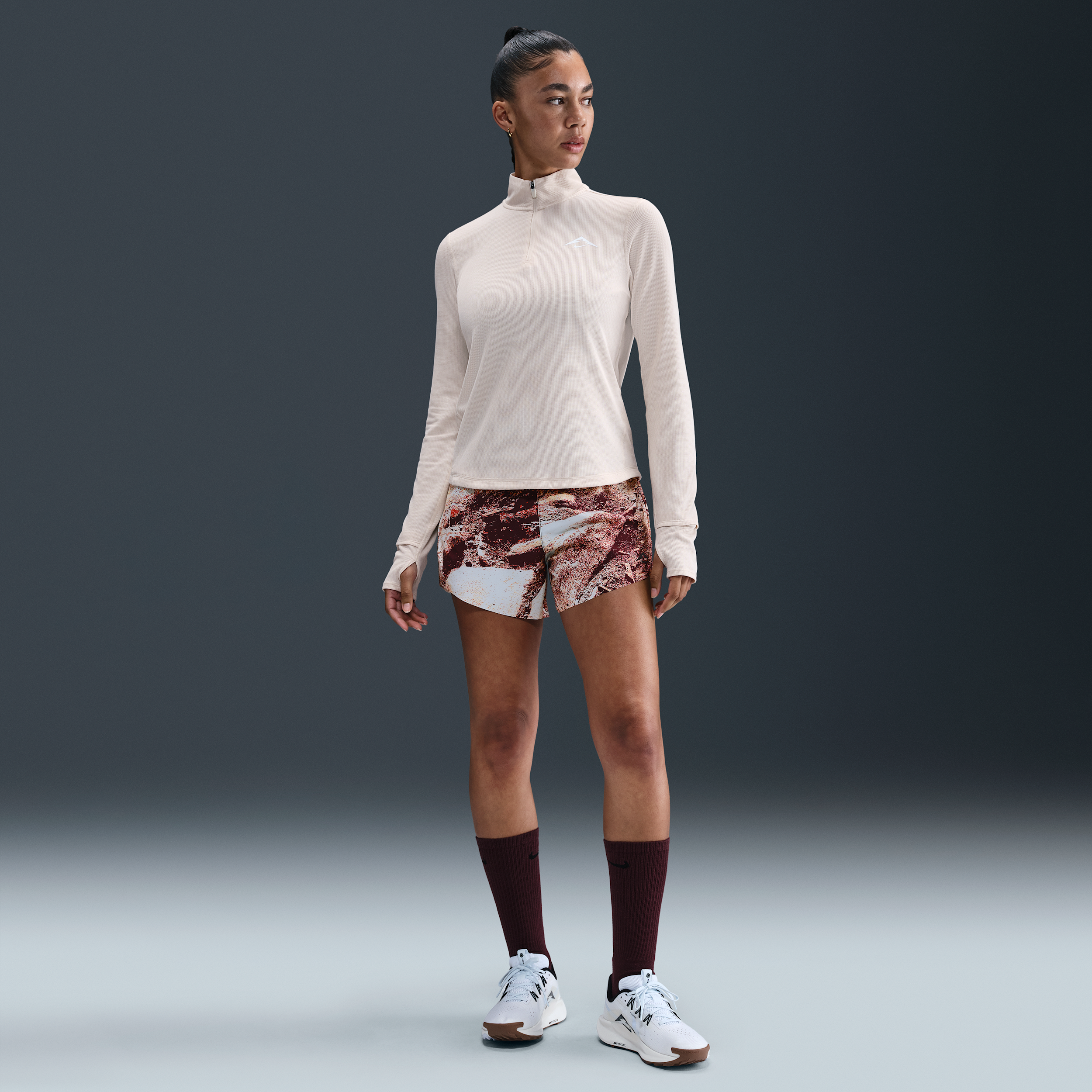 Shorts da running Dri-FIT a vita media con slip interno 10 cm Nike Trail – Donna - Rosso