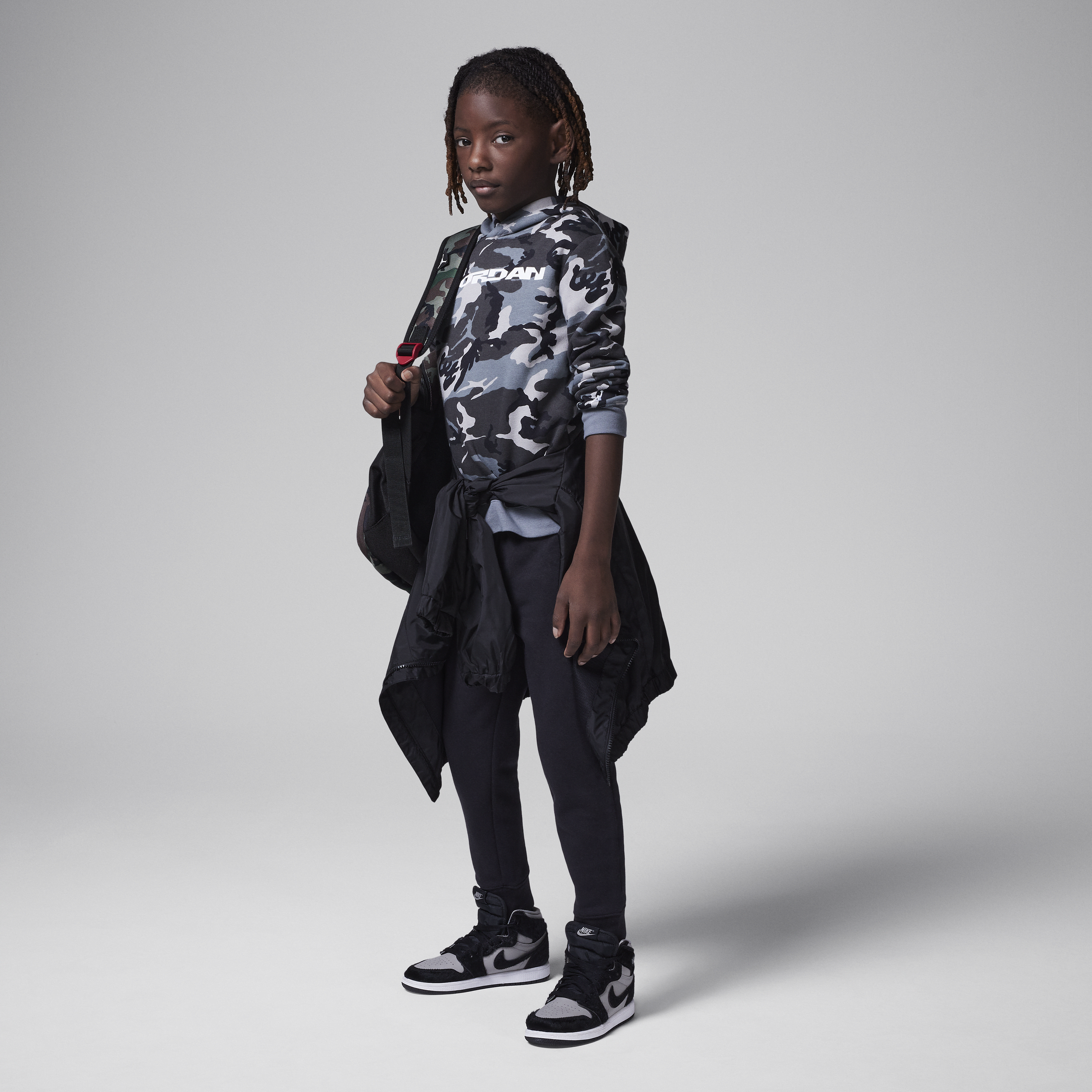 【ナイキ(NIKE)公式ストア】ジョーダン リトルキッズ MVP カモ フリース ツーピース プルオーバー パーカー セットアップ HQ7201-010 ブラック 【ナイキ(NIKE)公式ストア】ジョーダン リトルキッズ MVP カモ フリース ツーピース プルオーバー パーカー セットアップ HQ7201-010 ブラック