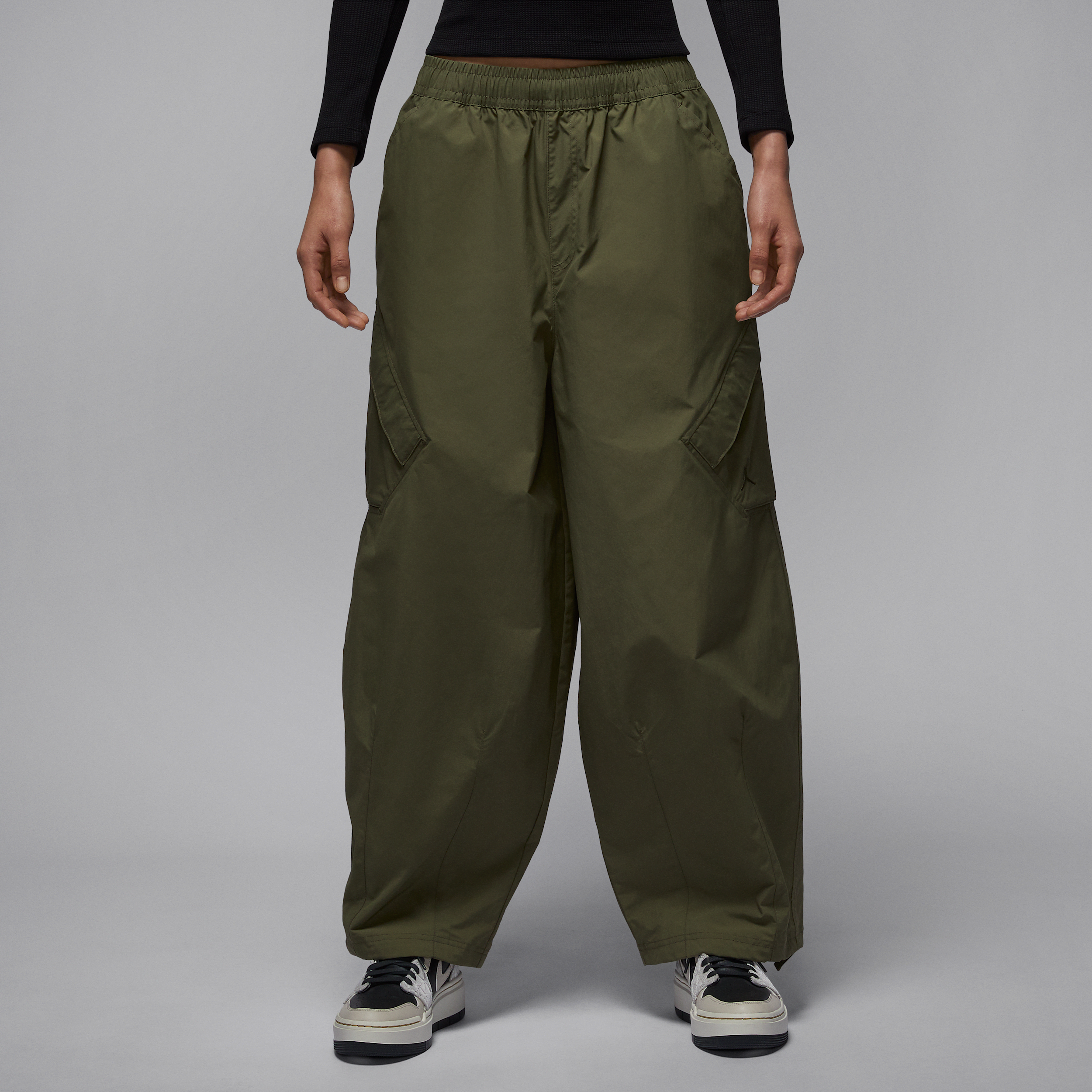 【ナイキ(NIKE)公式ストア】ジョーダン フライト シカゴ ウィメンズ パラシュート パンツ HM6145-222 グリーン 【ナイキ(NIKE)公式ストア】ジョーダン フライト シカゴ ウィメンズ パラシュート パンツ HM6145-222 グリーン
