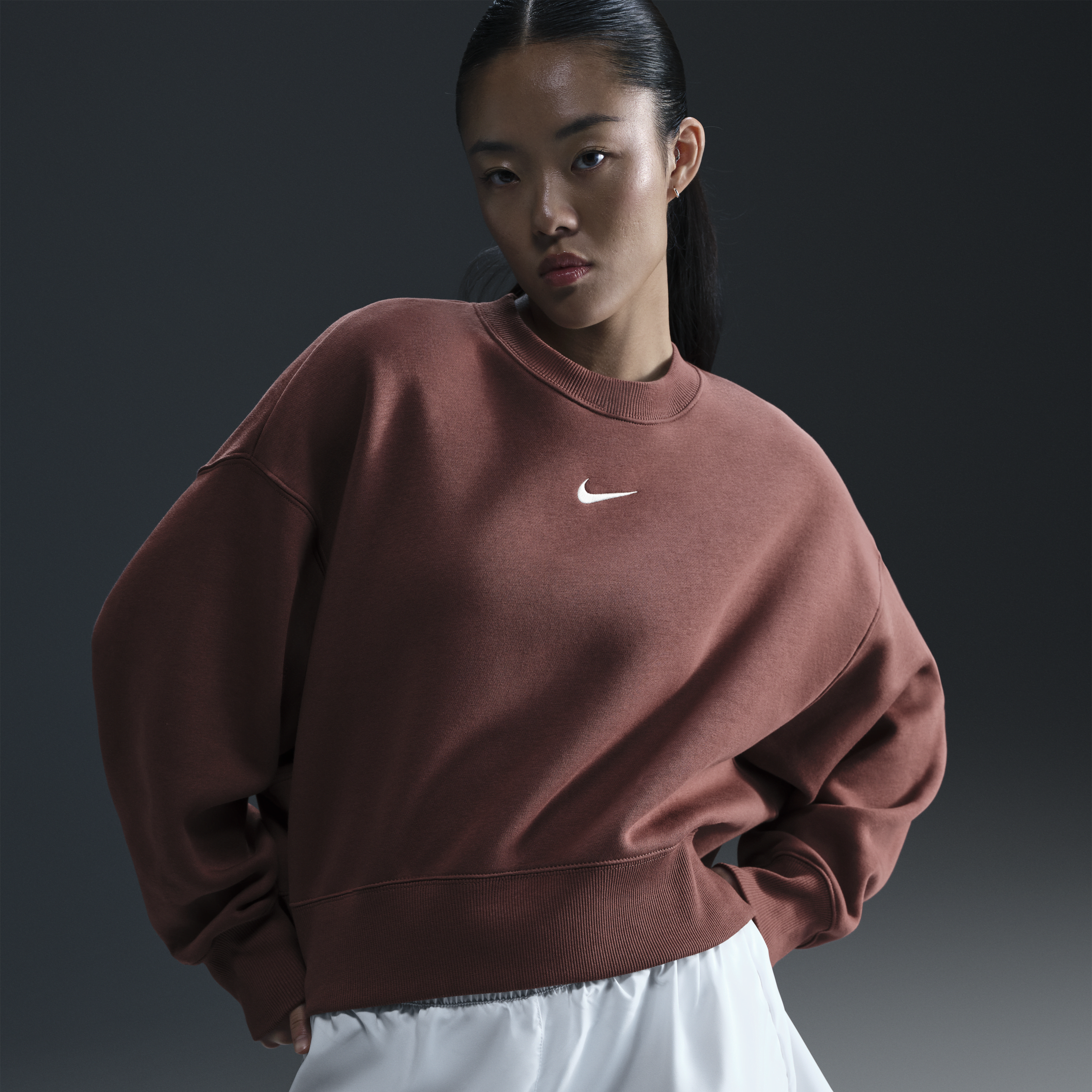 【ナイキ(NIKE)公式ストア】ナイキ スポーツウェア フェニックス フリース ウィメンズ オーバーオーバーサイズド クルーネック スウェットシャツ DQ5762-218 ブラウン 【ナイキ(NIKE)公式ストア】ナイキ スポーツウェア フェニックス フリース ウィメンズ オーバーオーバーサイズド クルーネック スウェットシャツ DQ5762-218 ブラウン