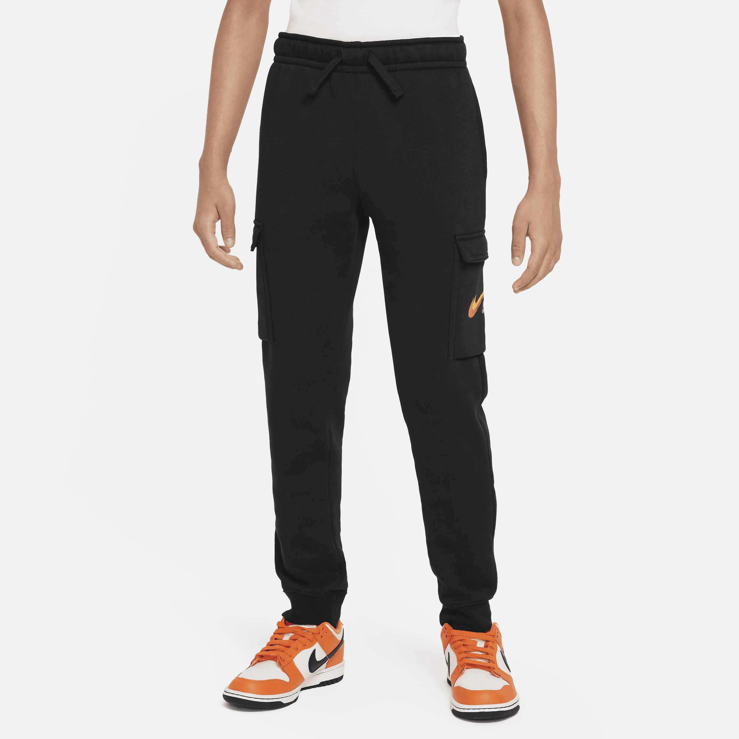 Pantaloni cargo in fleece con grafica Nike Sportswear – Ragazzo - Nero