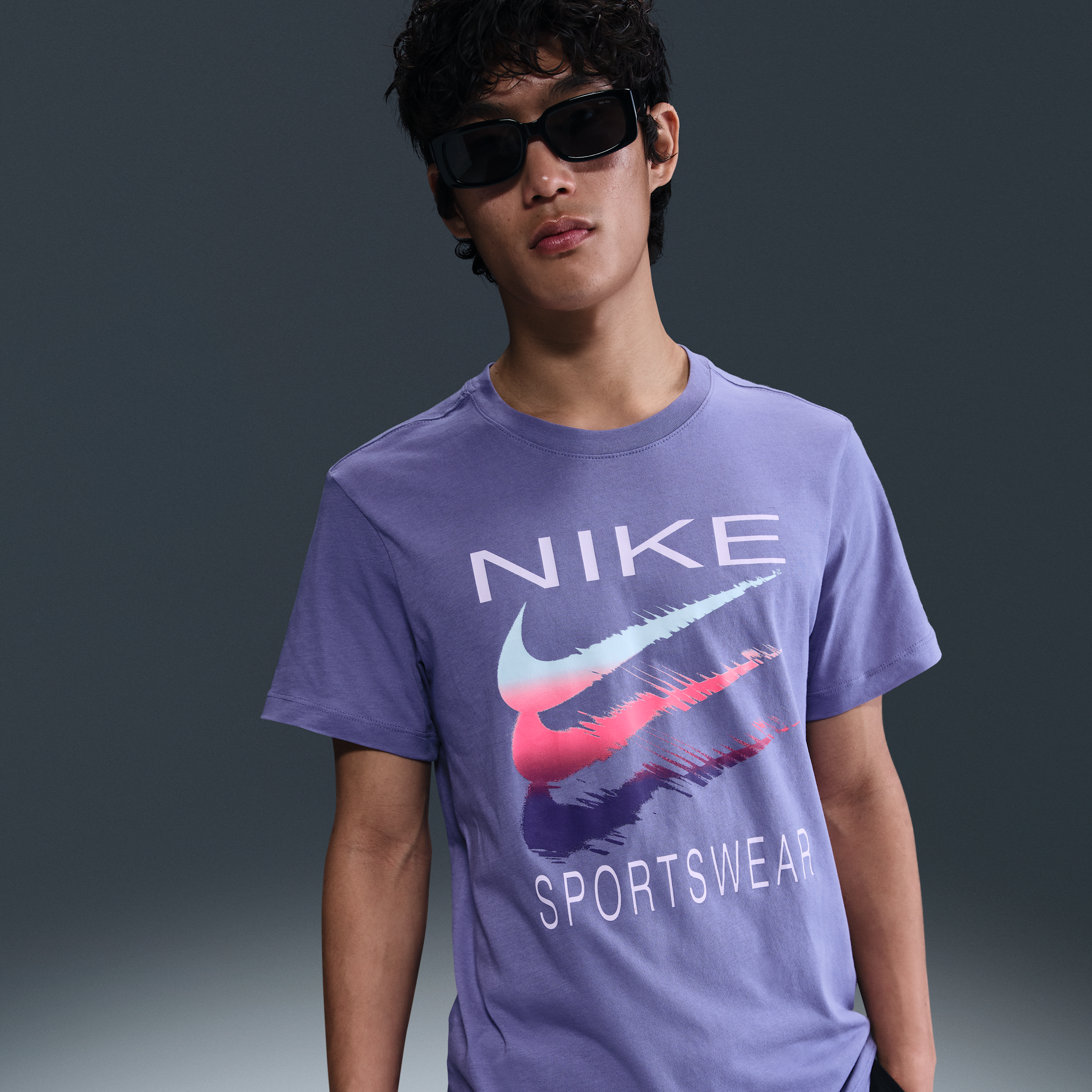 【ナイキ(NIKE)公式ストア】ナイキ スポーツウェア メンズ Tシャツ HQ8095-527 パープル 【ナイキ(NIKE)公式ストア】ナイキ スポーツウェア メンズ Tシャツ HQ8095-527 パープル