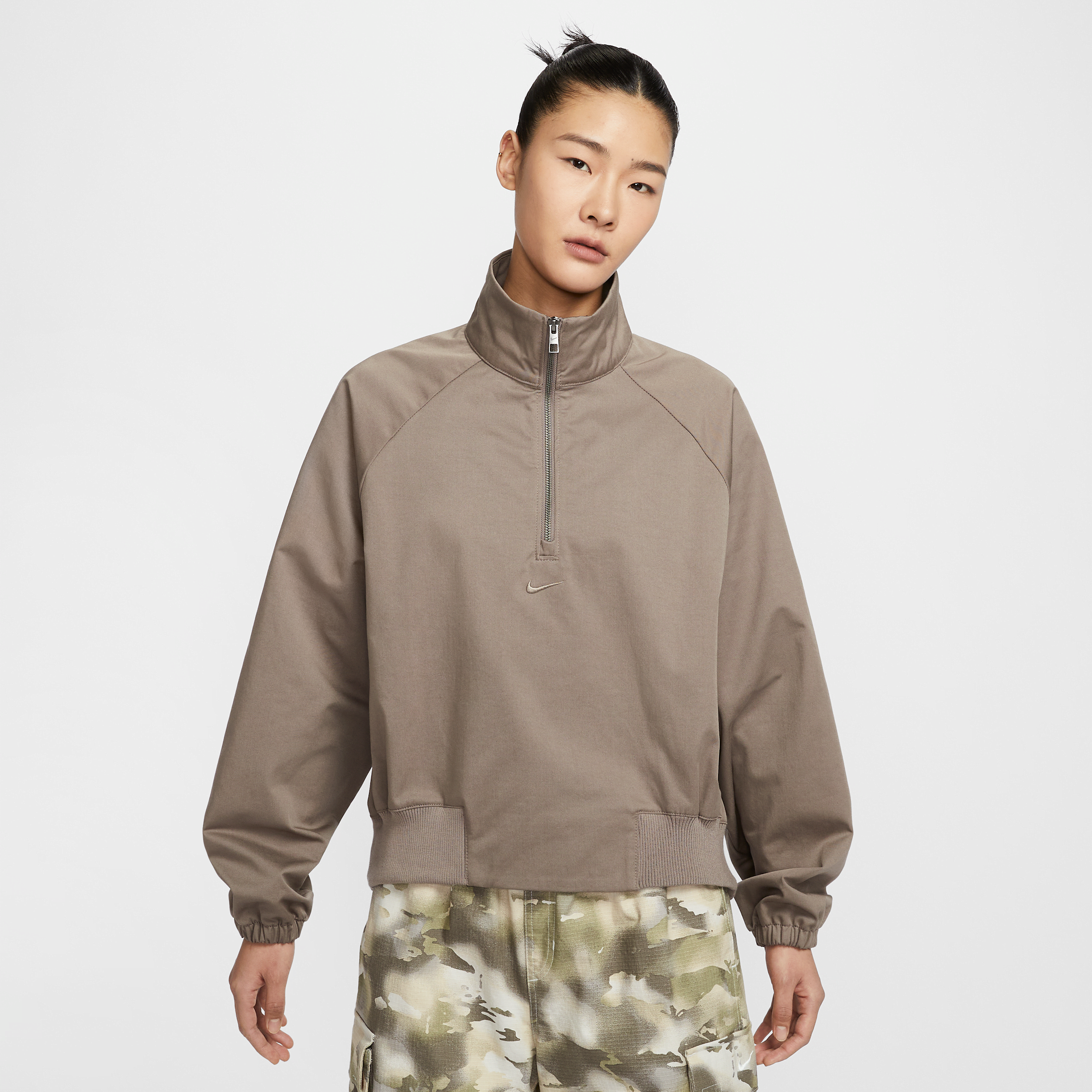 【ナイキ(NIKE)公式ストア】ナイキ スポーツウェア コレクション ウィメンズ オーバーサイズド ツイル 1/4ジップ トップ HJ0234-233 ブラウン 【ナイキ(NIKE)公式ストア】ナイキ スポーツウェア コレクション ウィメンズ オーバーサイズド ツイル 1/4ジップ トップ HJ0234-233 ブラウン