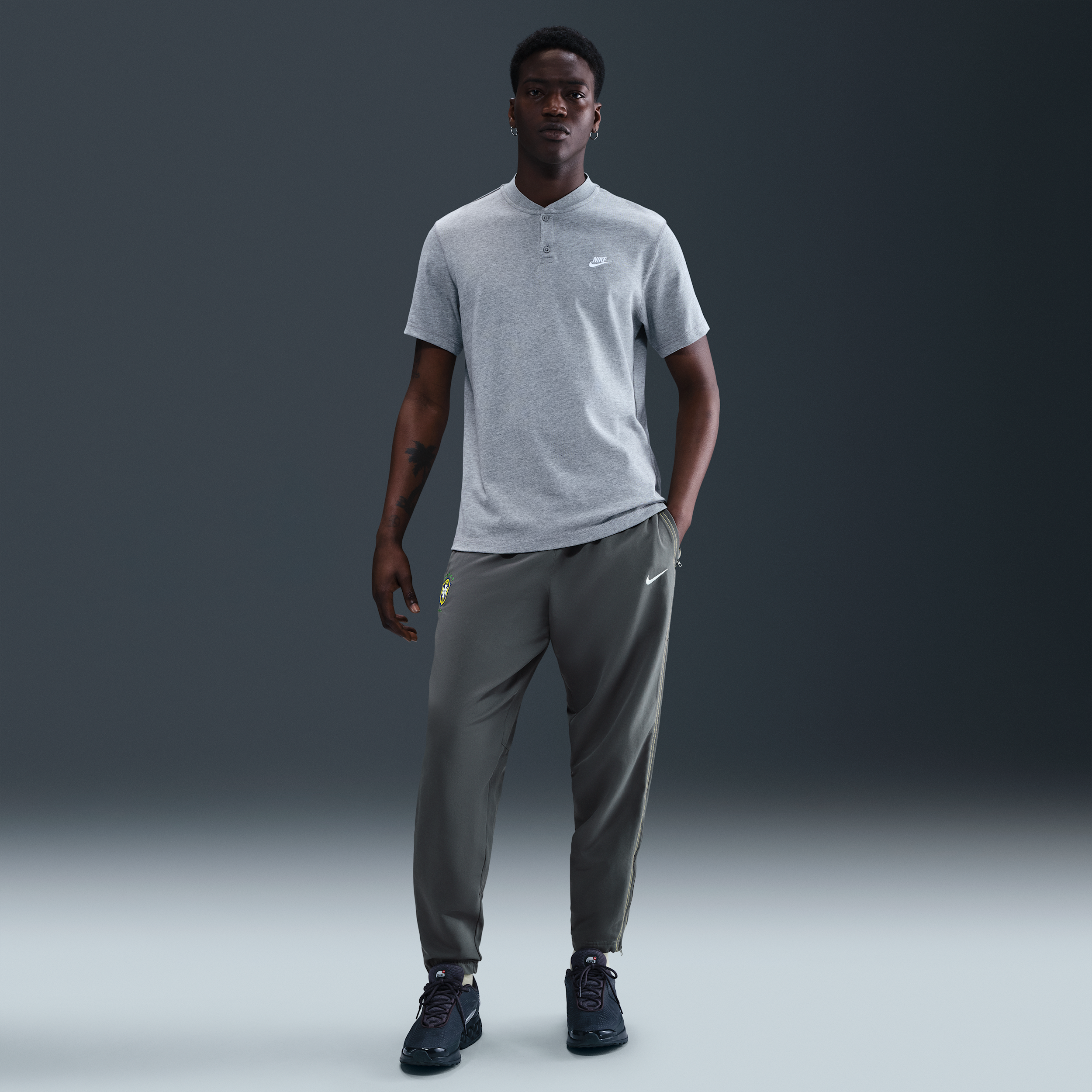 【ナイキ(NIKE)公式ストア】ブラジル 2004 トータル 90 リイシュー メンズ ナイキ サッカー レプリカ トラックパンツ HV4431-021 グレー 【ナイキ(NIKE)公式ストア】ブラジル 2004 トータル 90 リイシュー メンズ ナイキ サッカー レプリカ トラックパンツ HV4431-021 グレー