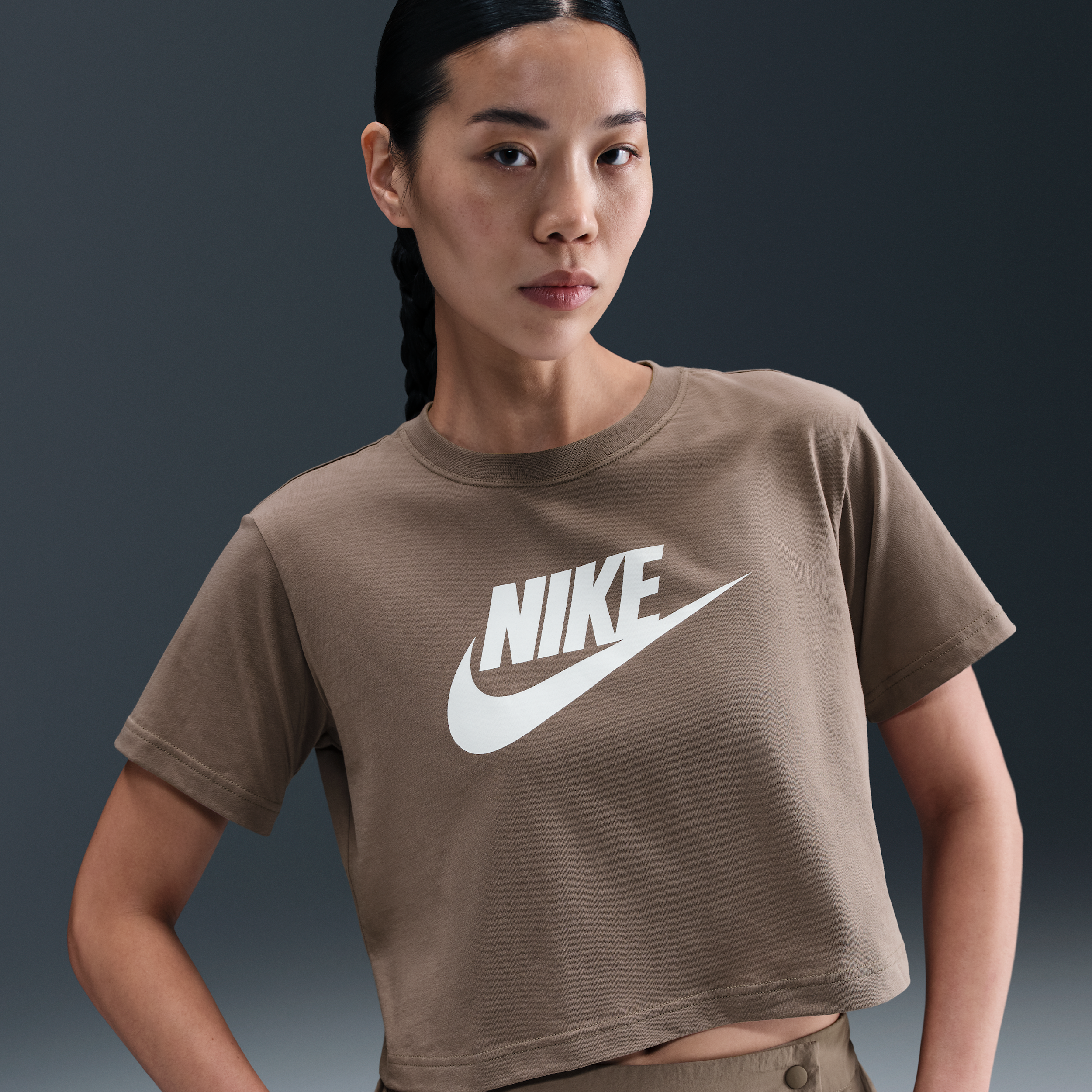 【ナイキ(NIKE)公式ストア】ナイキ スポーツウェア エッセンシャル ウィメンズ クロップド Tシャツ BV6176-214 ブラウン 【ナイキ(NIKE)公式ストア】ナイキ スポーツウェア エッセンシャル ウィメンズ クロップド Tシャツ BV6176-214 ブラウン