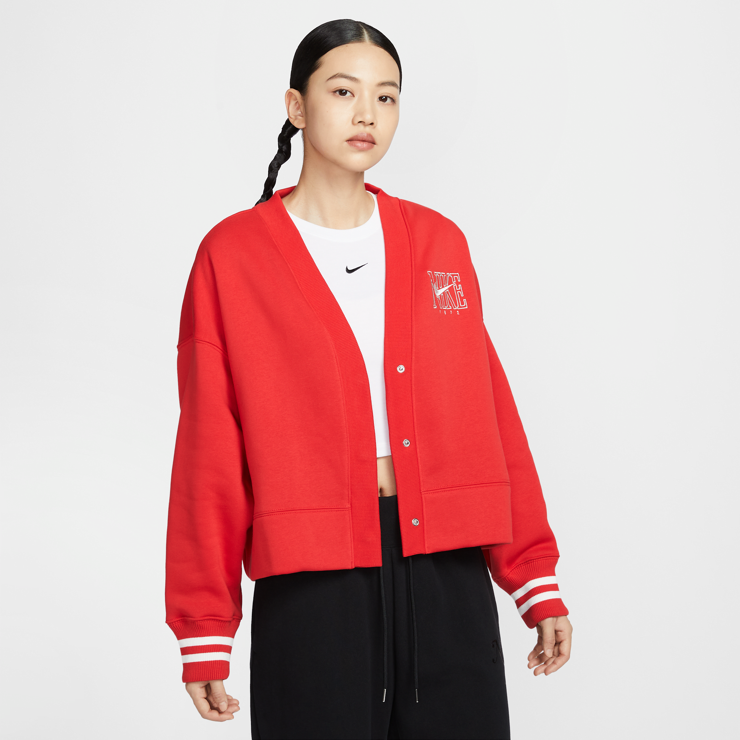 【ナイキ(NIKE)公式ストア】ナイキ スポーツウェア フェニックス フリース ウィメンズ オーバーオーバーサイズド グラフィック カーディガン HJ0947-657 レッド 【ナイキ(NIKE)公式ストア】ナイキ スポーツウェア フェニックス フリース ウィメンズ オーバーオーバーサイズド グラフィック カーディガン HJ0947-657 レッド