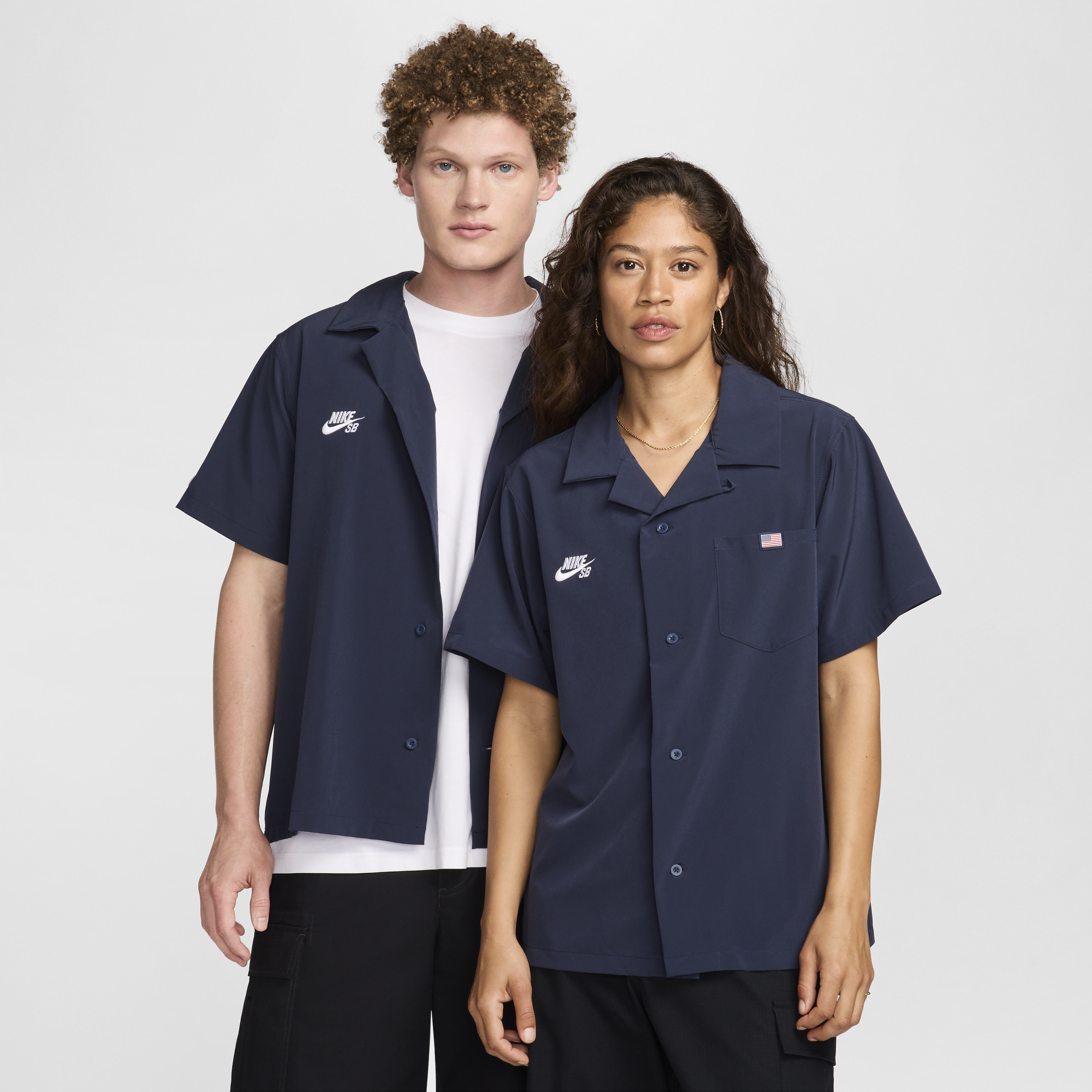 【ナイキ(NIKE)公式ストア】ナイキ SB USA ショートスリーブ ボタンアップ スケートボード ボウラー FZ4054-451 ブルー 【ナイキ(NIKE)公式ストア】ナイキ SB USA ショートスリーブ ボタンアップ スケートボード ボウラー FZ4054-451 ブルー