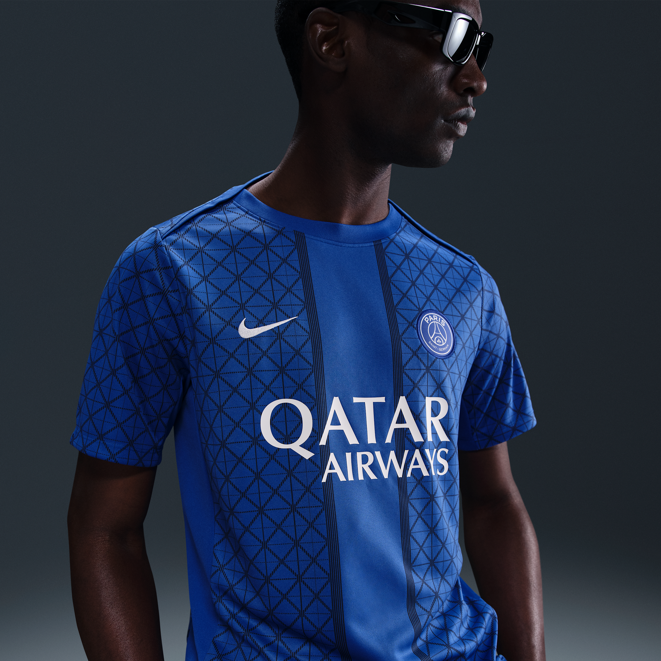 【ナイキ(NIKE)公式ストア】パリ サンジェルマン (PSG) アカデミー プロ ホーム メンズ ナイキ Dri-FIT サッカー プレマッチ ショートスリーブ トップ HJ7150-406 ブルー 【ナイキ(NIKE)公式ストア】パリ サンジェルマン (PSG) アカデミー プロ ホーム メンズ ナイキ Dri-FIT サッカー プレマッチ ショートスリーブ トップ HJ7150-406 ブルー