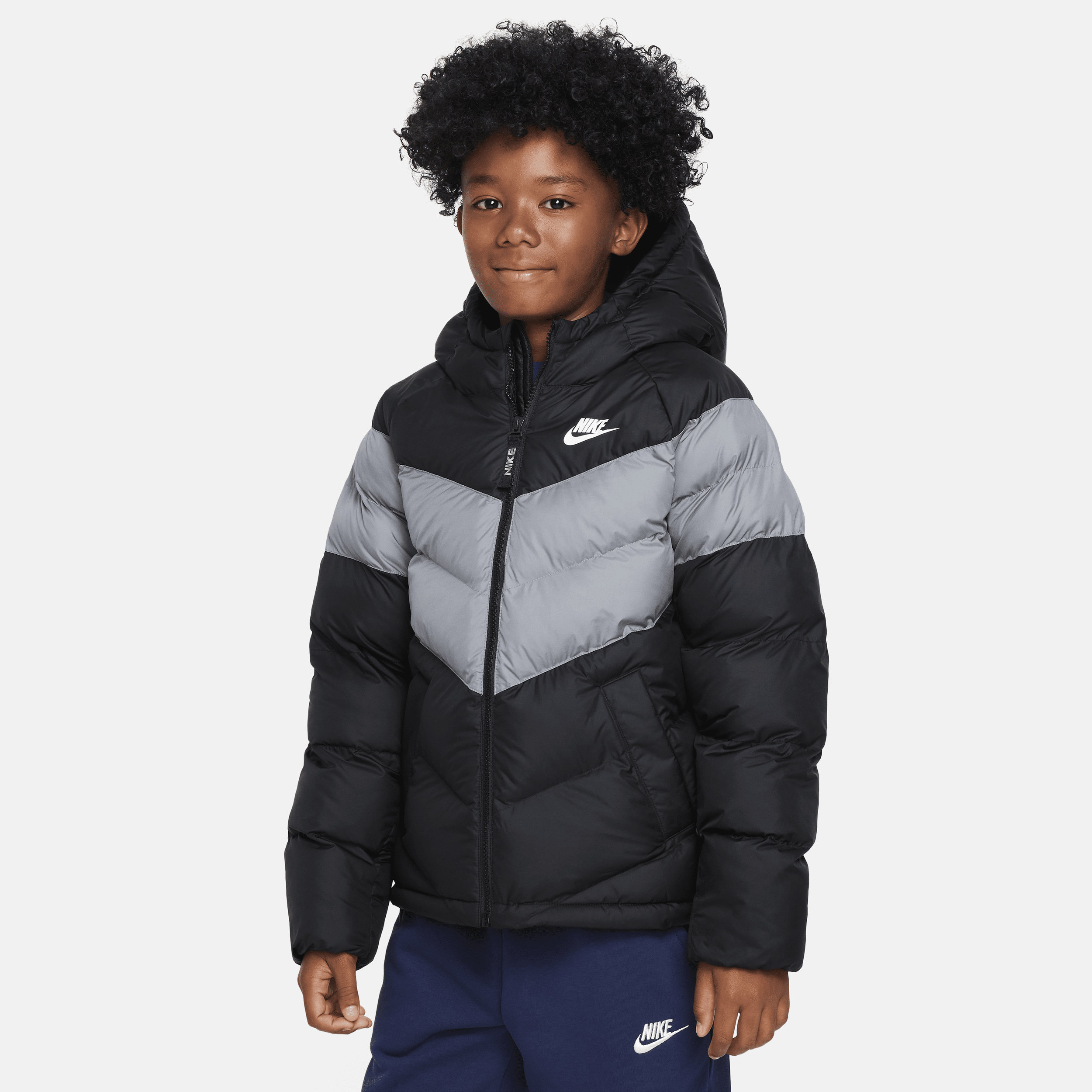 Nike Sportswear-jakke med hætte og syntetisk fyld til større børn - sort