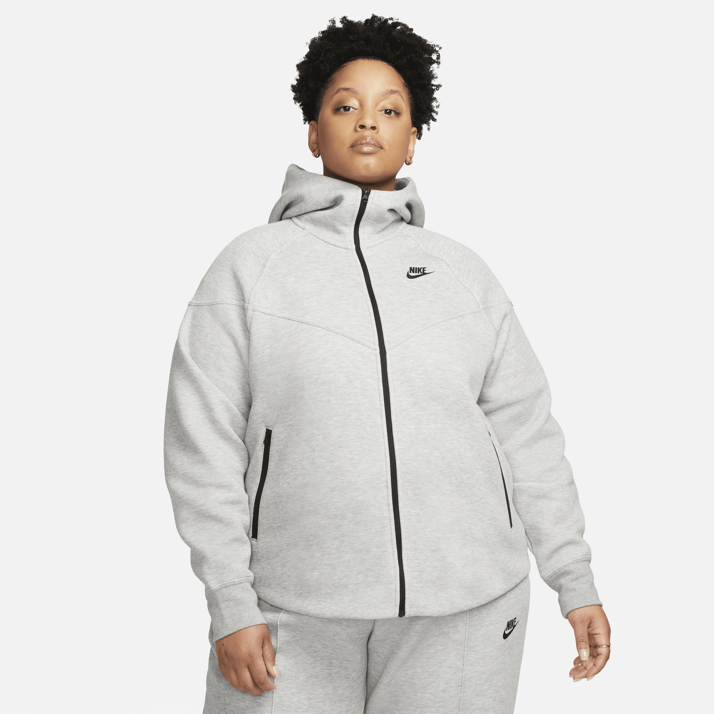 Nike Sportswear Tech Fleece Windrunner–hættetrøje med lynlås i fuld længde til kvinder (plus size) - grå