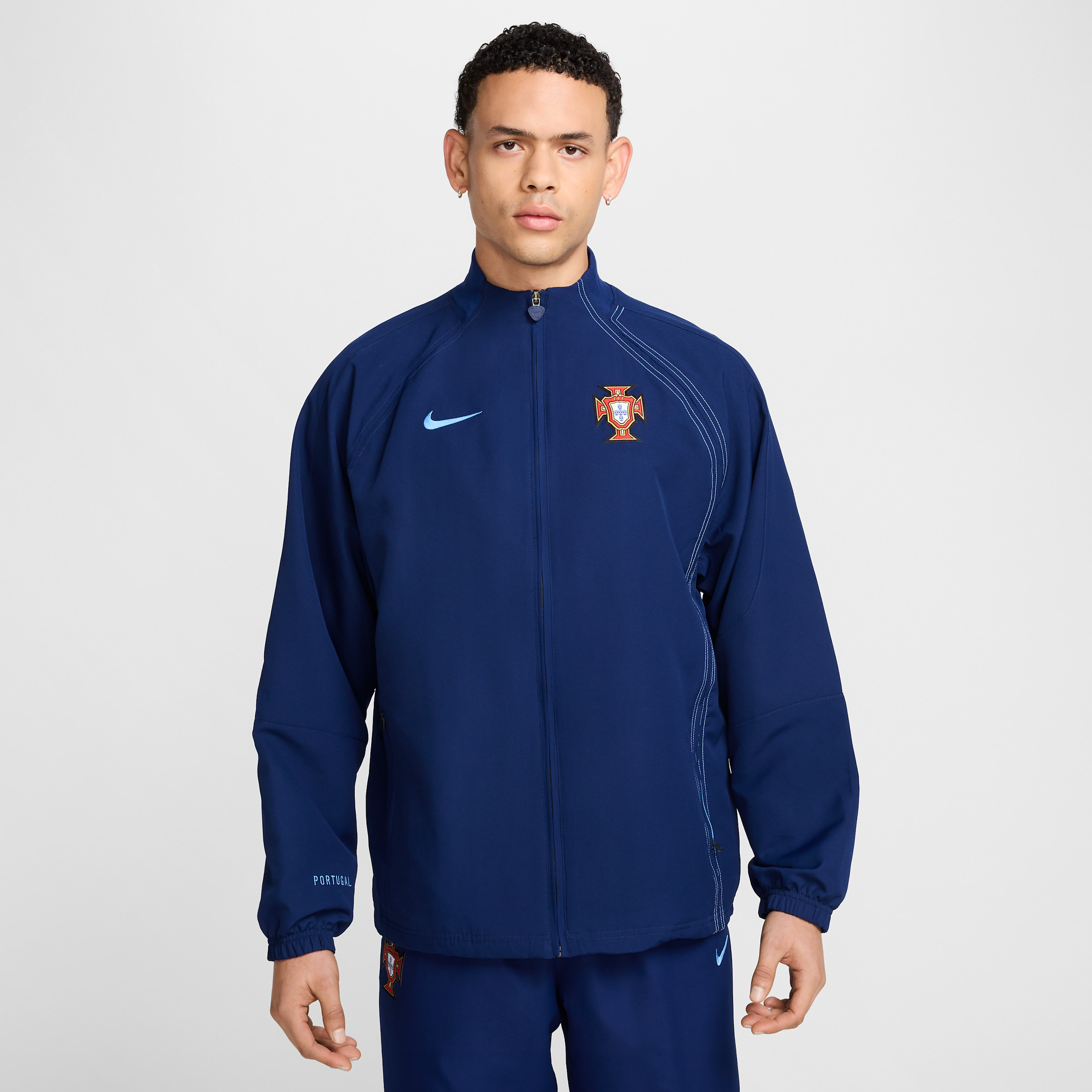 【ナイキ(NIKE)公式ストア】ポルトガル 2004 リイシュー メンズ ナイキ サッカー レプリカ トラックジャケット HV4320-492 ブルー 【ナイキ(NIKE)公式ストア】ポルトガル 2004 リイシュー メンズ ナイキ サッカー レプリカ トラックジャケット HV4320-492 ブルー