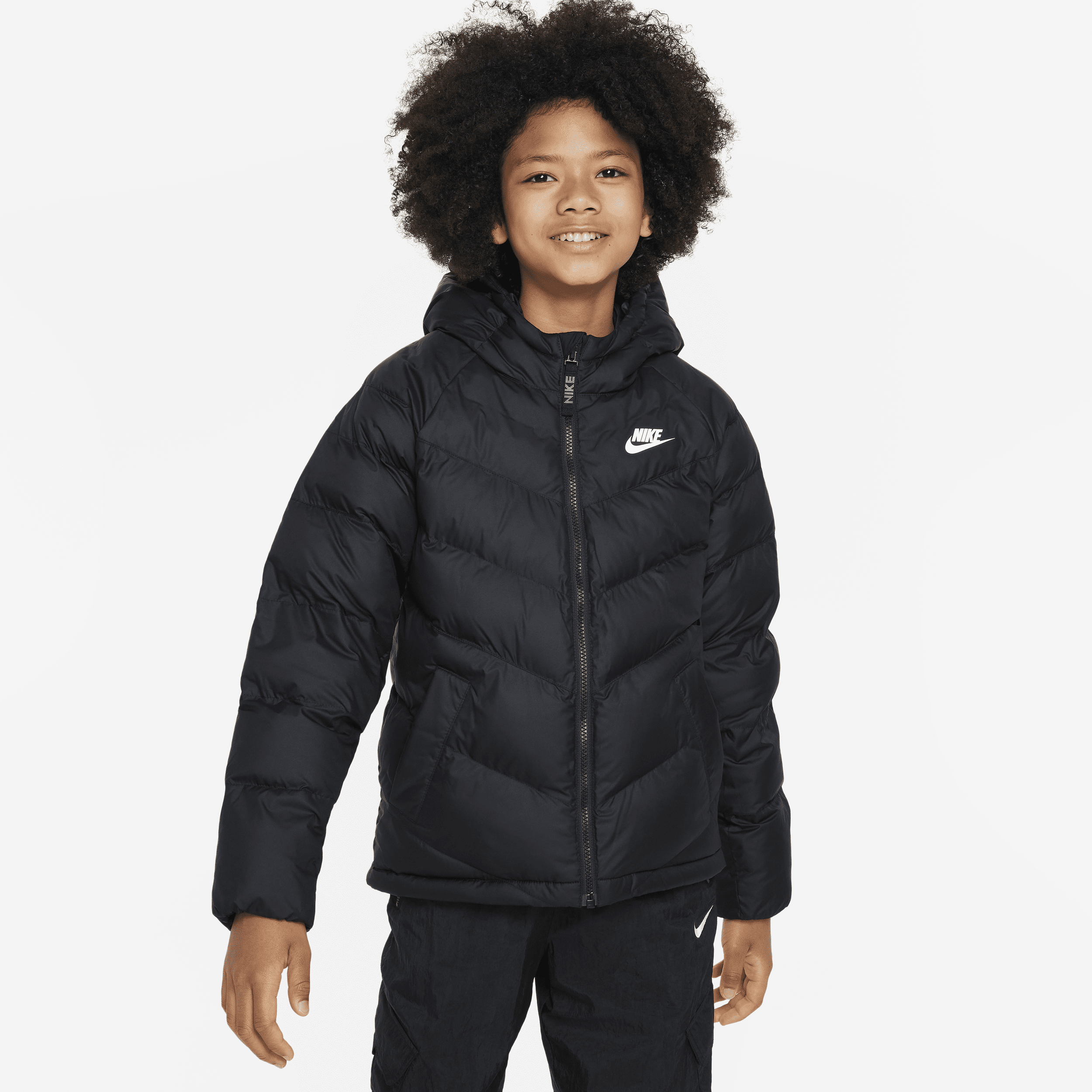 Nike Sportswear-jakke med hætte og syntetisk fyld til større børn - sort