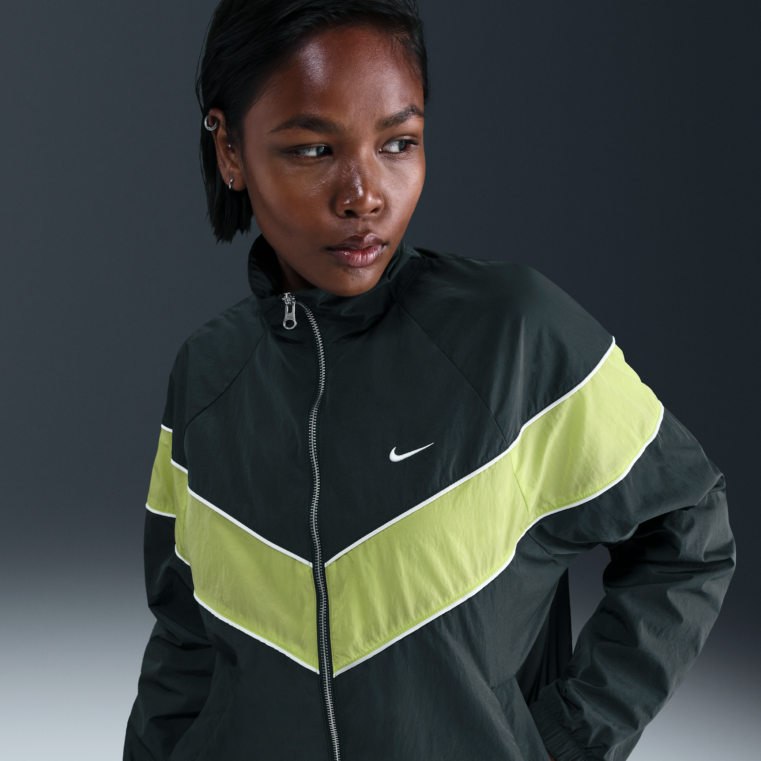 Nike Windrunner Chaqueta de tejido Woven y ajuste holgado con cremallera completa y protección UV - Mujer - Verde