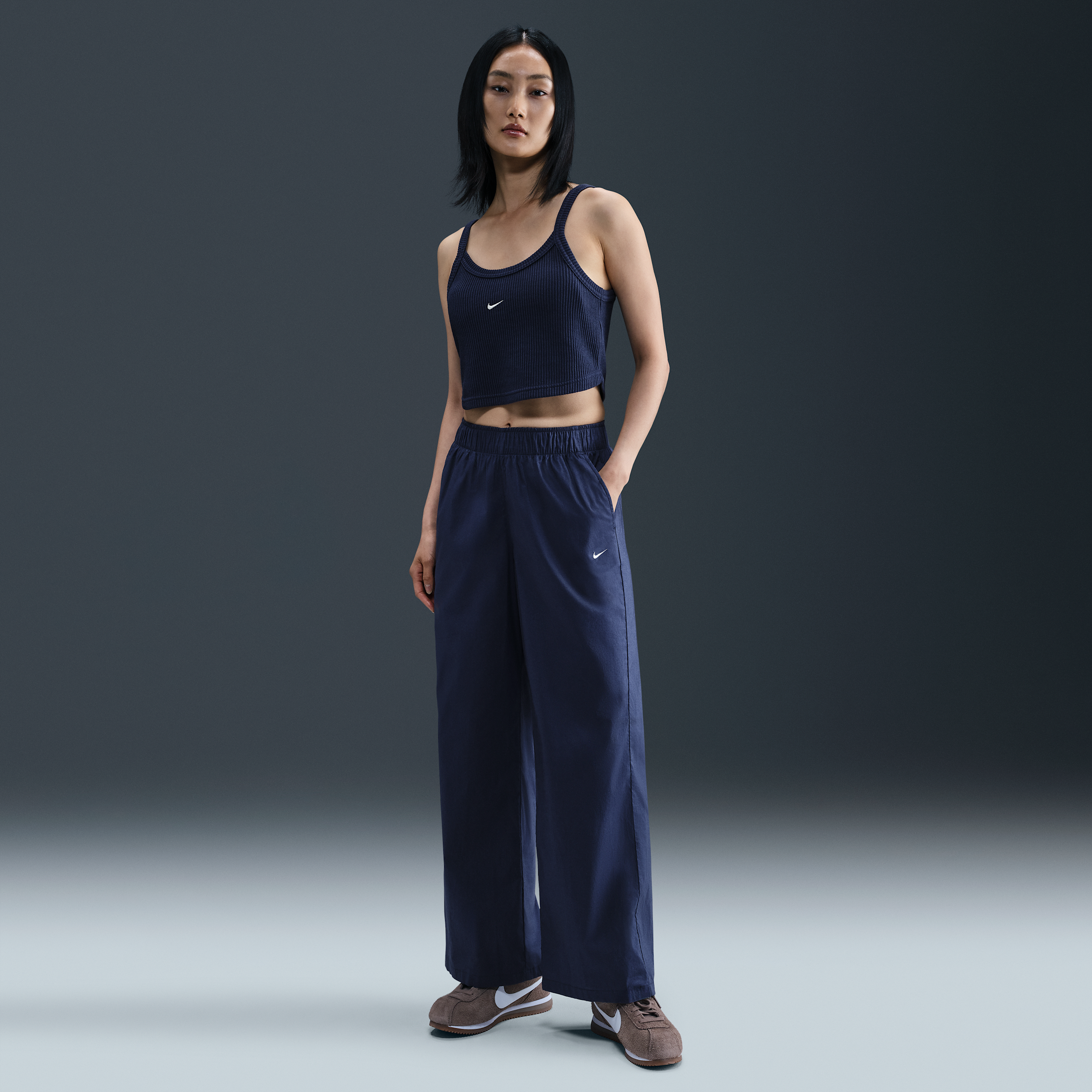 【ナイキ(NIKE)公式ストア】ナイキ スポーツウェア チル ポプリン ウィメンズ ハイウエスト ルーズ オープンヘム パンツ HV2410-410 ブルー 【ナイキ(NIKE)公式ストア】ナイキ スポーツウェア チル ポプリン ウィメンズ ハイウエスト ルーズ オープンヘム パンツ HV2410-410 ブルー