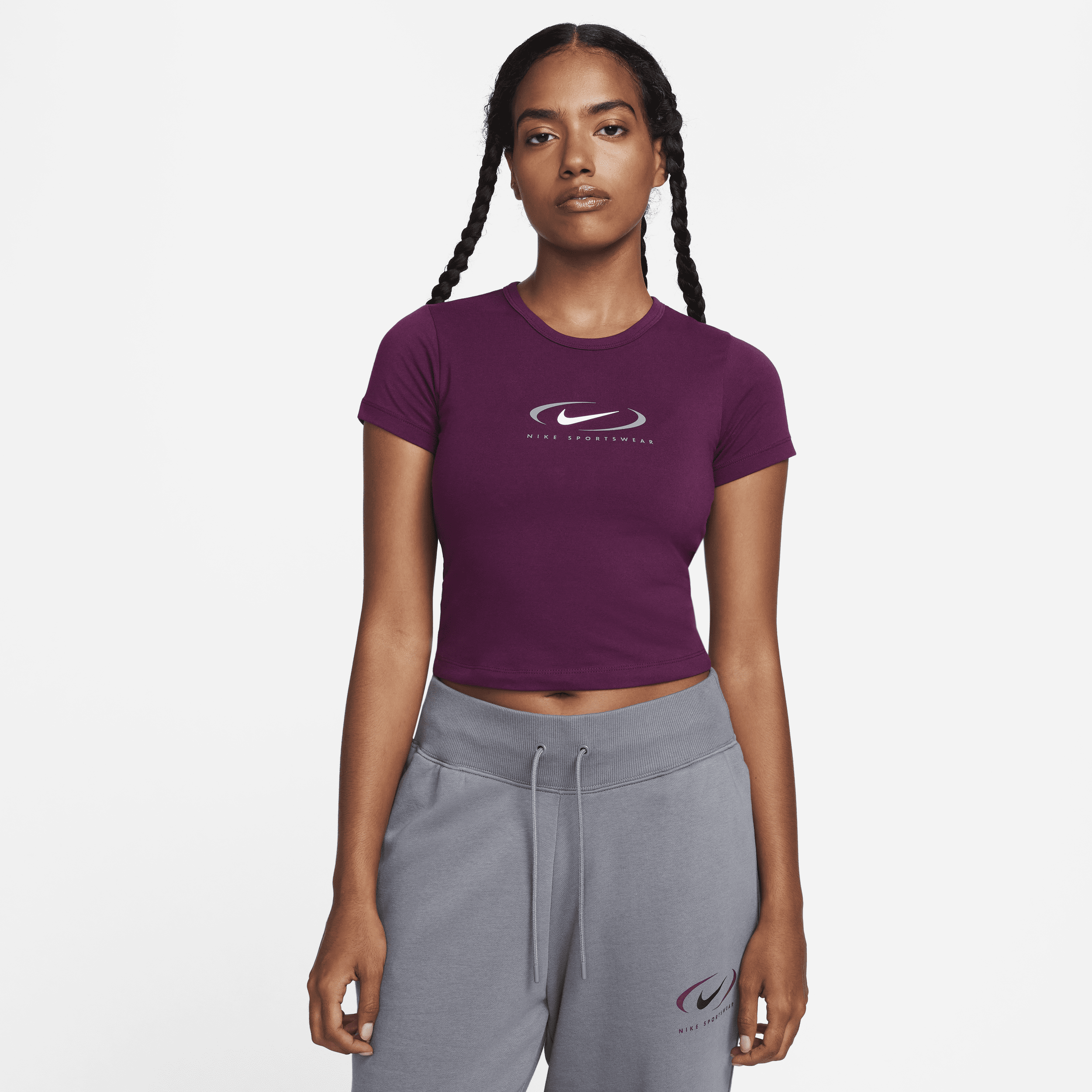 Nike Sportswear-T-shirt med grafik og kort snit til kvinder - rød