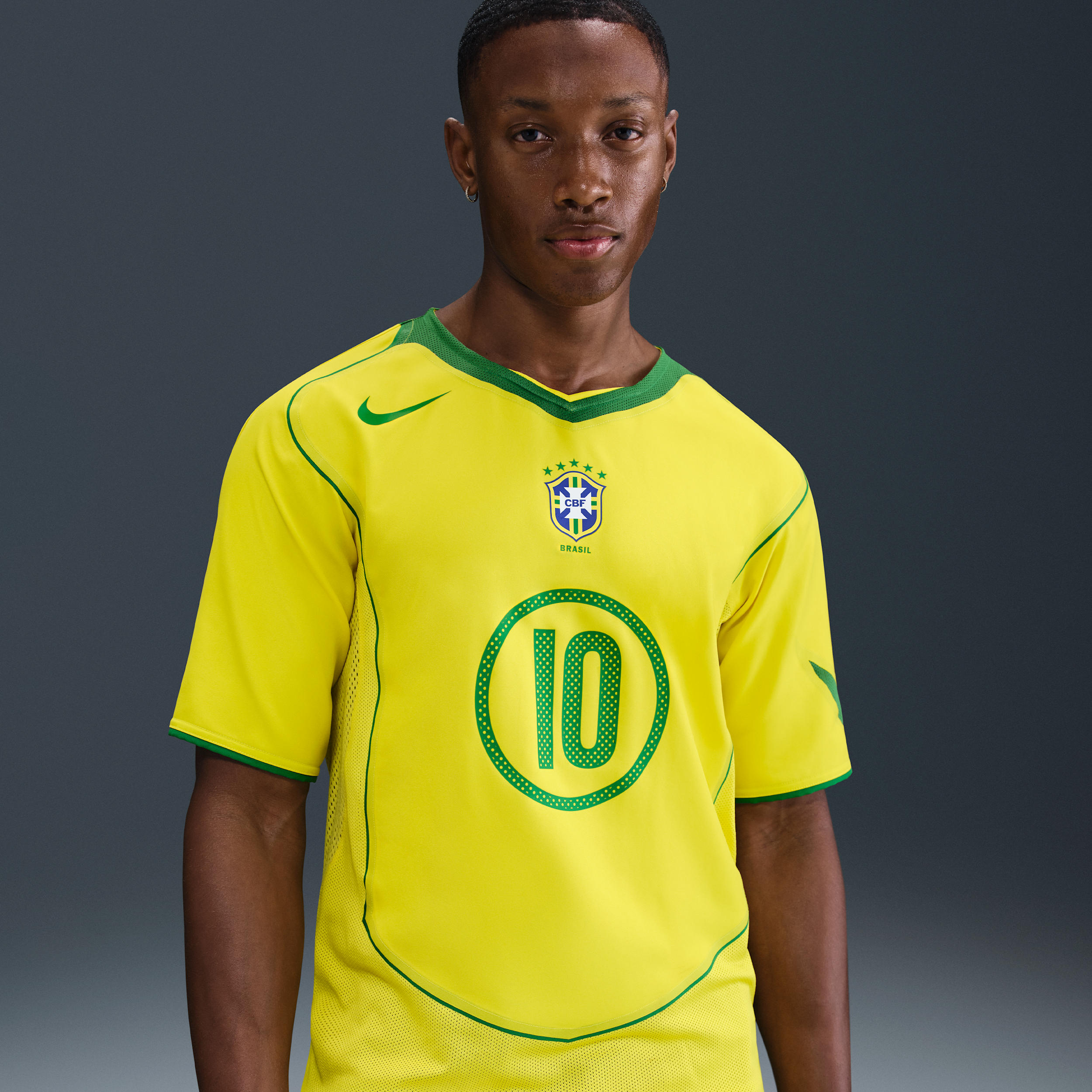 【ナイキ(NIKE)公式ストア】ロナウジーニョ ブラジル 2004 トータル 90 リイシュー メンズ ナイキ サッカー レプリカ ユニフォーム IF2941-731 イエロー 【ナイキ(NIKE)公式ストア】ロナウジーニョ ブラジル 2004 トータル 90 リイシュー メンズ ナイキ サッカー レプリカ ユニフォーム IF2941-731 イエロー