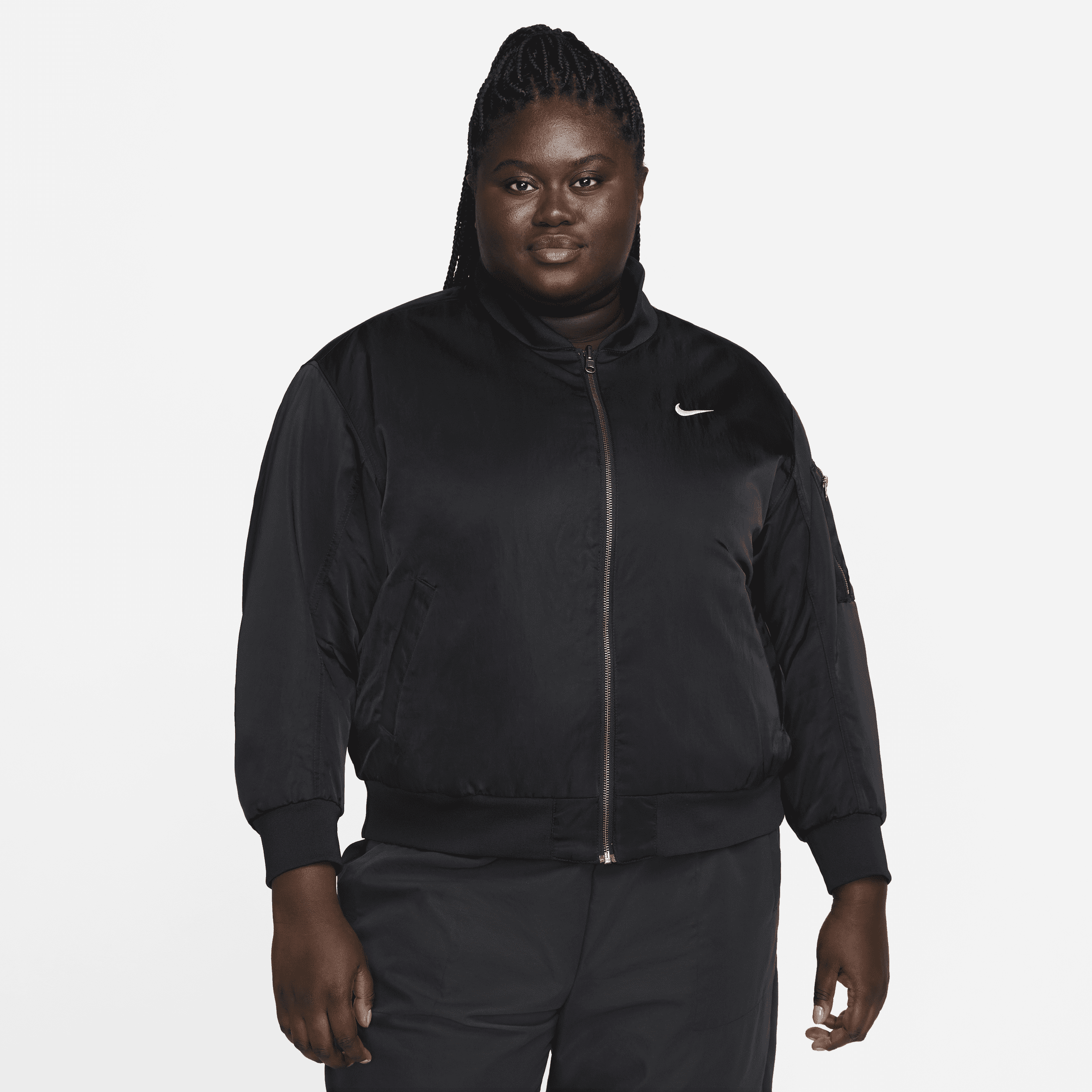 Vendbar Nike Sportswear Varsity-bomberjakke til kvinder (plus size) - sort