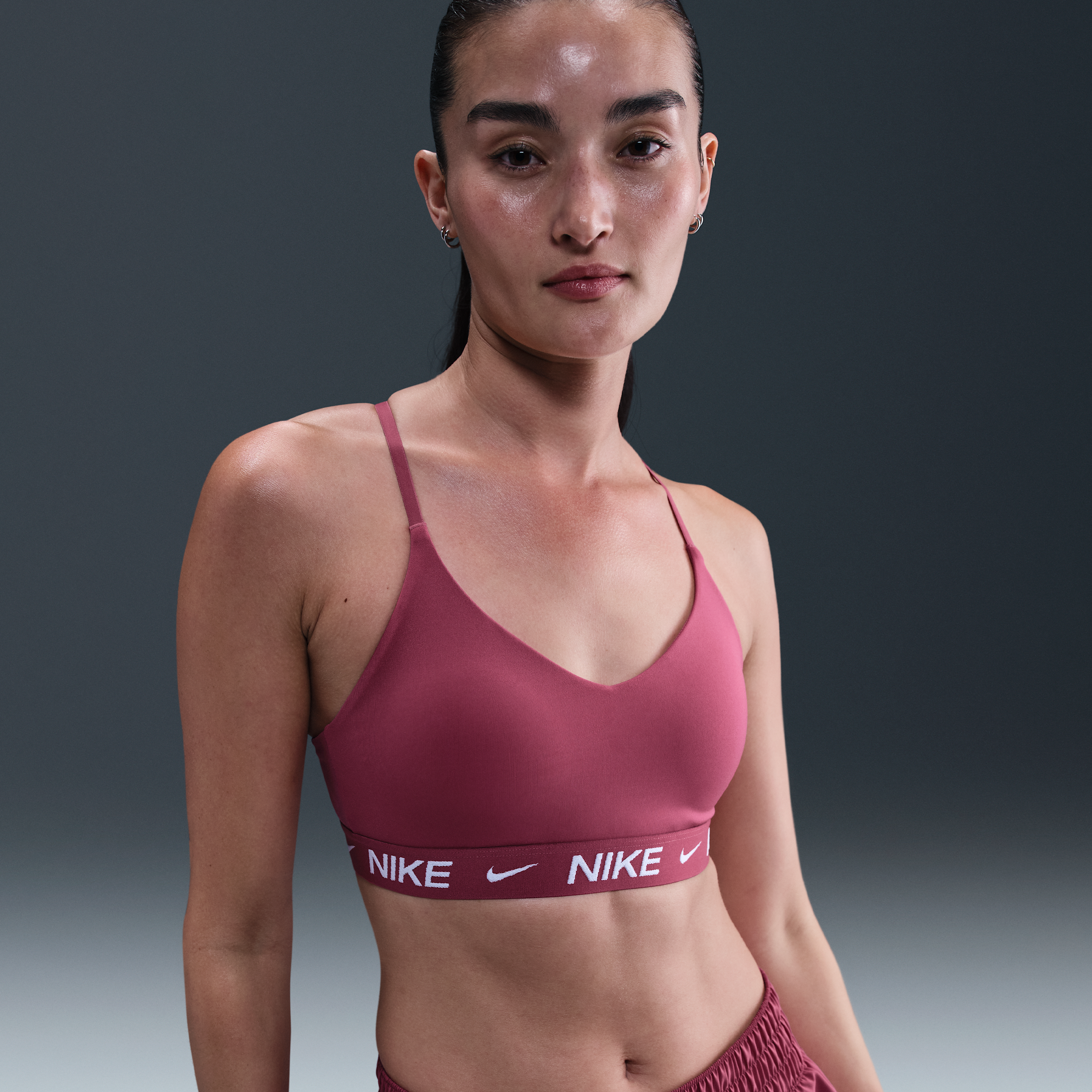 【ナイキ（NIKE）公式ストア】ナイキ インディ ライトサポート ウィメンズ パッディド アジャスタブル スポーツブラ FD1063-635 パープル