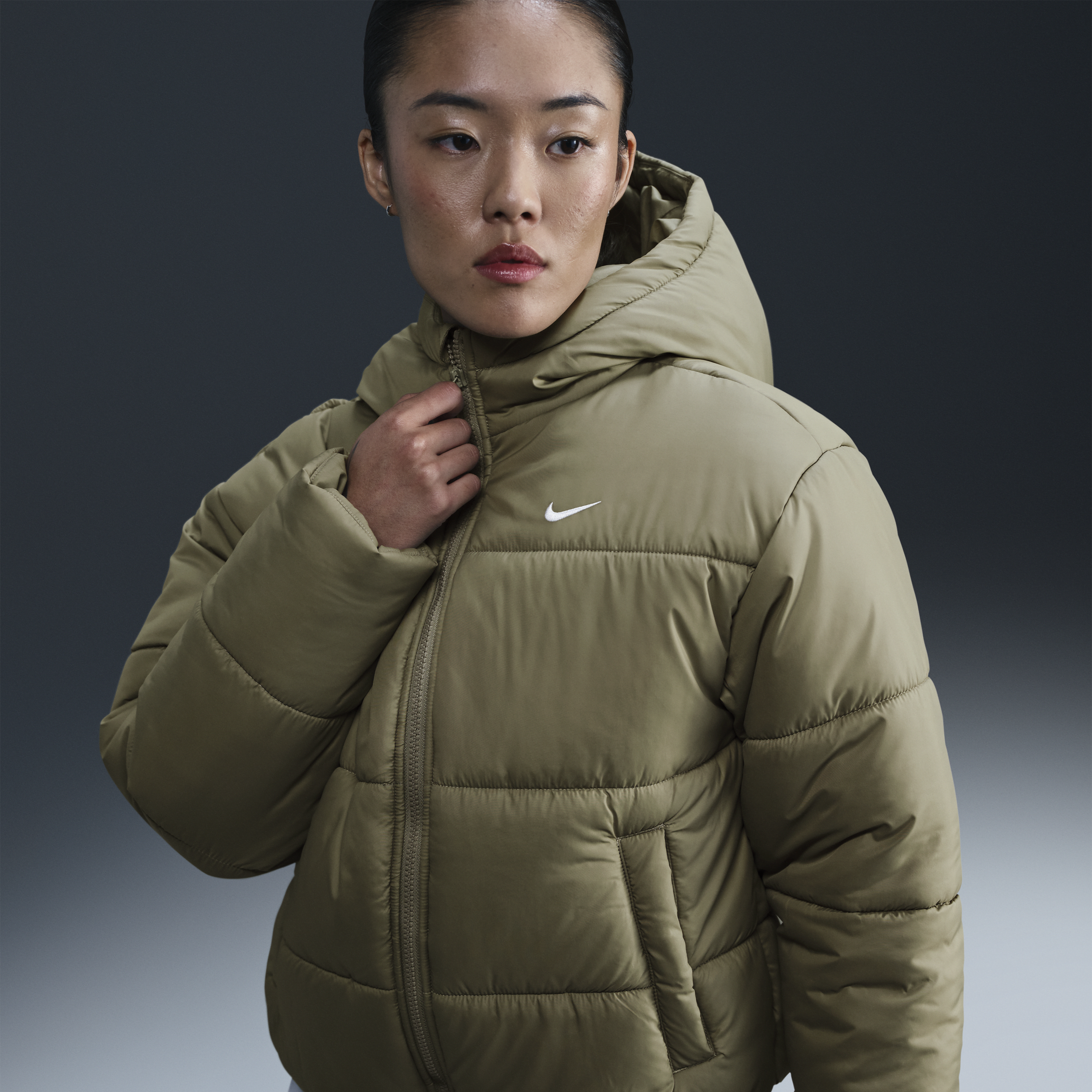 【ナイキ(NIKE)公式ストア】ナイキ スポーツウェア クラシック パファー ウィメンズ Therma-FIT ルーズ フーデッド ジャケット FZ5900-321 グリーン 【ナイキ(NIKE)公式ストア】ナイキ スポーツウェア クラシック パファー ウィメンズ Therma-FIT ルーズ フーデッド ジャケット FZ5900-321 グリーン