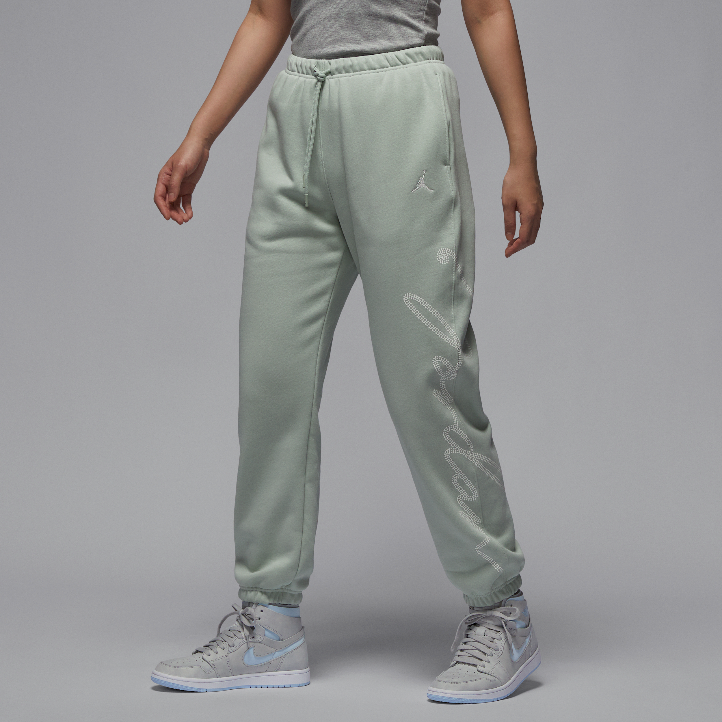 【ナイキ(NIKE)公式ストア】ジョーダン ブルックリン フリース ウィメンズ グラフィック パンツ HJ0209-017 グリーン 【ナイキ(NIKE)公式ストア】ジョーダン ブルックリン フリース ウィメンズ グラフィック パンツ HJ0209-017 グリーン