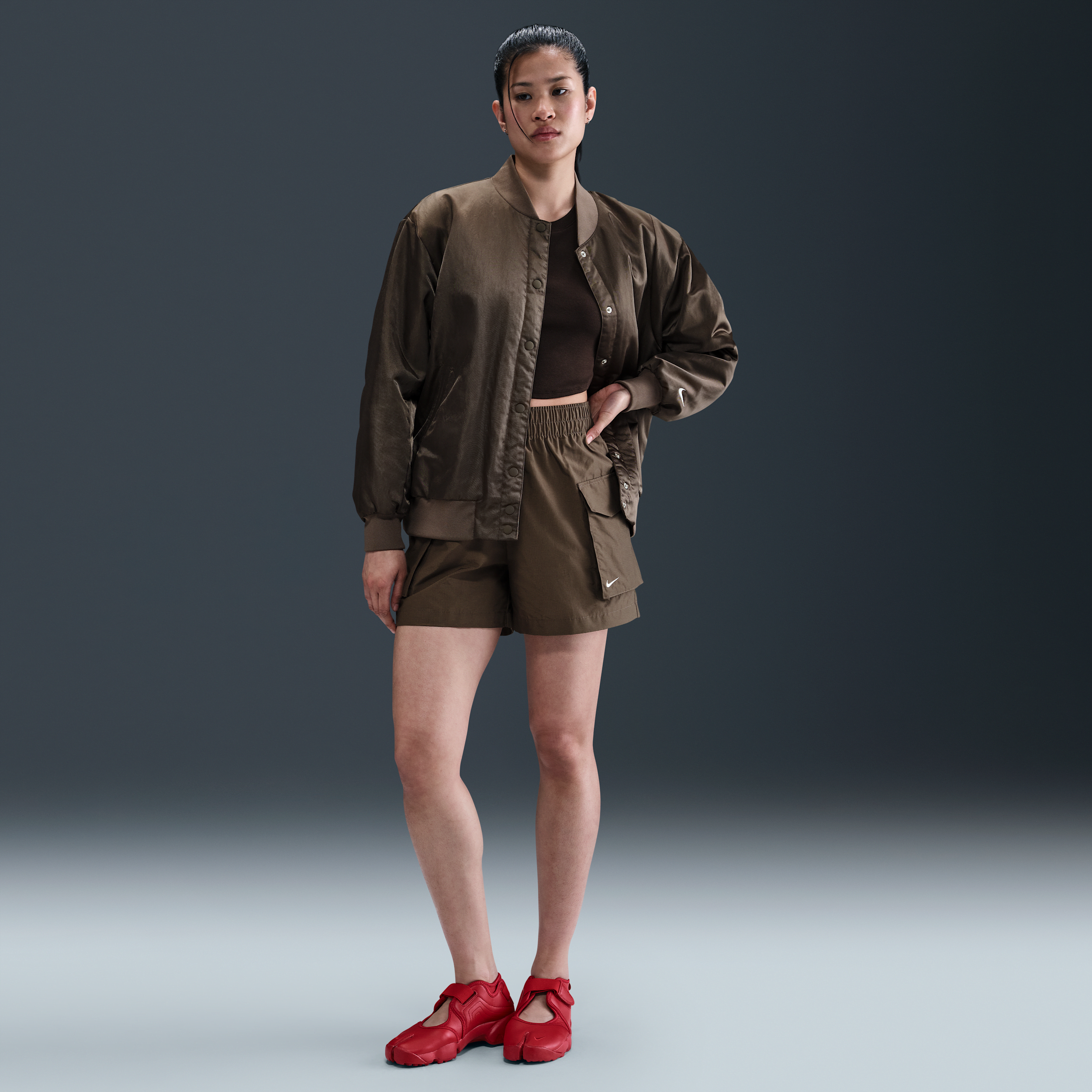 【ナイキ(NIKE)公式ストア】ナイキ スポーツウェア エッセンシャル ウーブン ウィメンズ ハイウエスト 13cm カーゴ ショートパンツ HM6983-004 ブラウン 【ナイキ(NIKE)公式ストア】ナイキ スポーツウェア エッセンシャル ウーブン ウィメンズ ハイウエスト 13cm カーゴ ショートパンツ HM6983-004 ブラウン