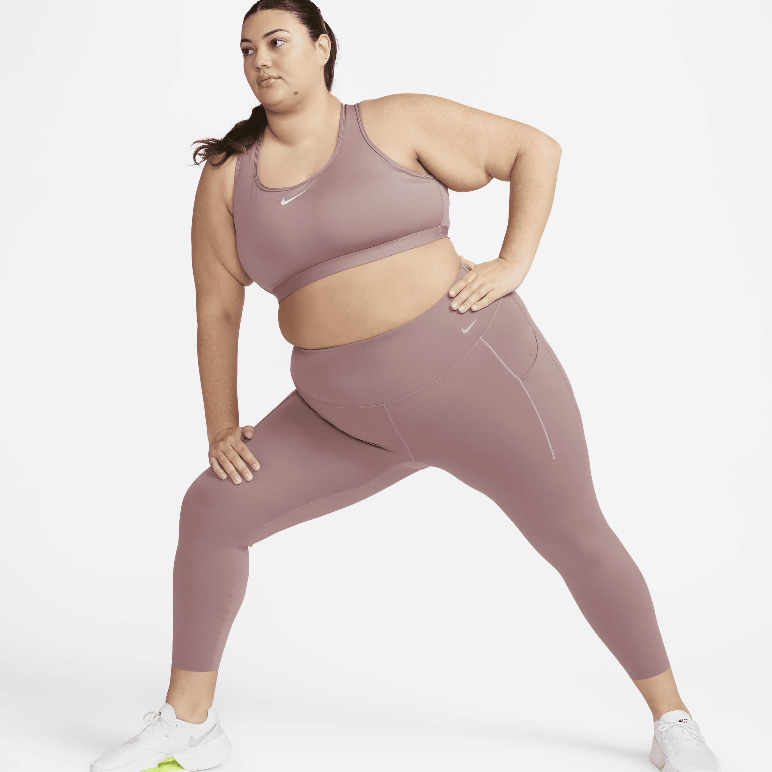 Nike Universa 7/8-leggings med medium støtte, høj talje og lommer til kvinder (plus size) - lilla