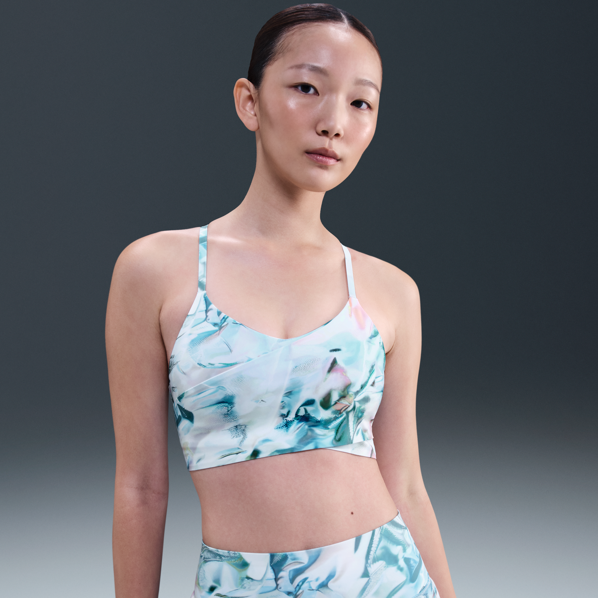 【ナイキ(NIKE)公式ストア】Nike Indy Women's Artist コレクション ライトサポート パッディド ラップ スポーツブラ HQ3955-423 ブルー 【ナイキ(NIKE)公式ストア】Nike Indy Women's Artist コレクション ライトサポート パッディド ラップ スポーツブラ HQ3955-423 ブルー