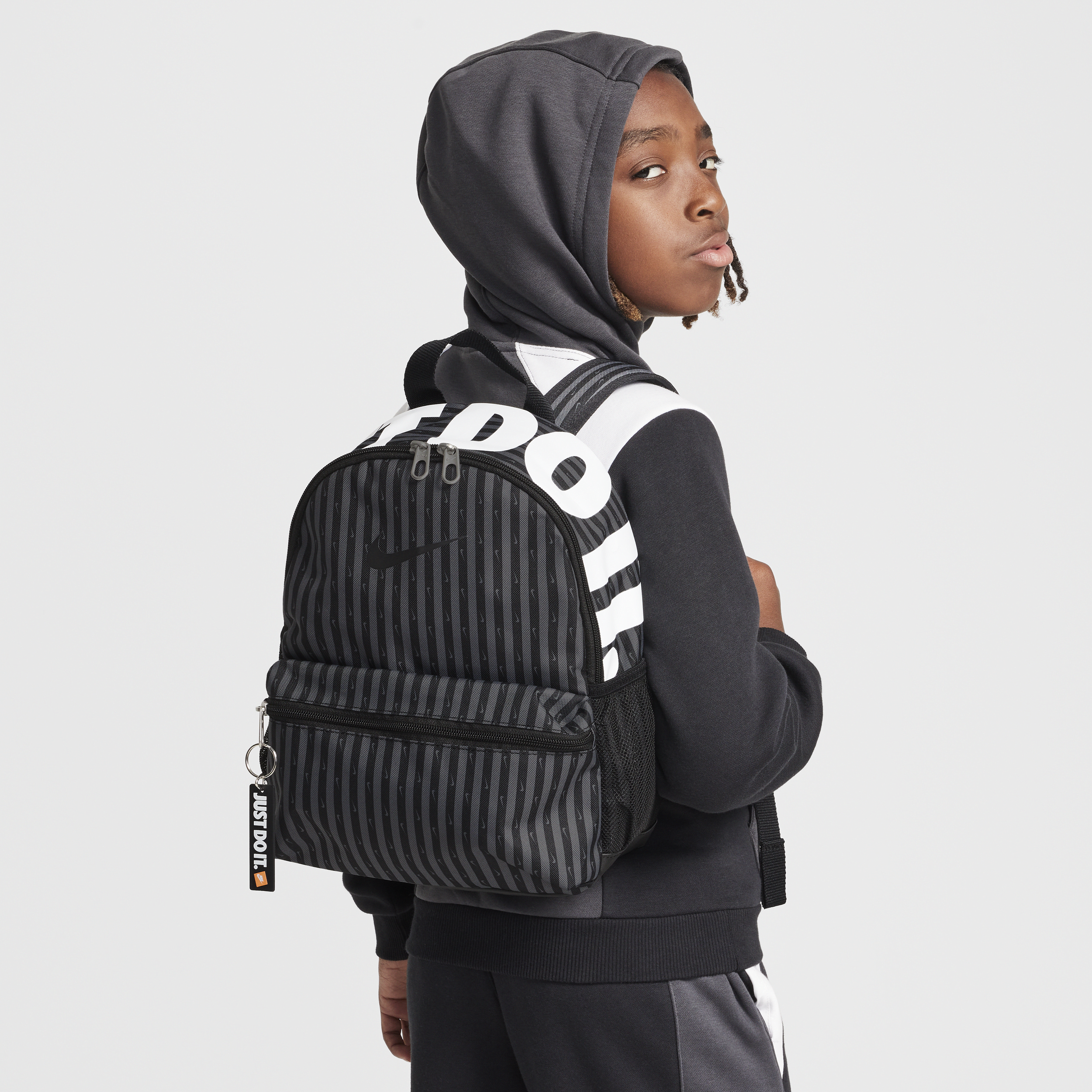 【ナイキ(NIKE)公式ストア】ナイキ ブラジリア JDI ジュニア ミニ バックパック (11L) FZ2619-068 グレー 【ナイキ(NIKE)公式ストア】ナイキ ブラジリア JDI ジュニア ミニ バックパック (11L) FZ2619-068 グレー