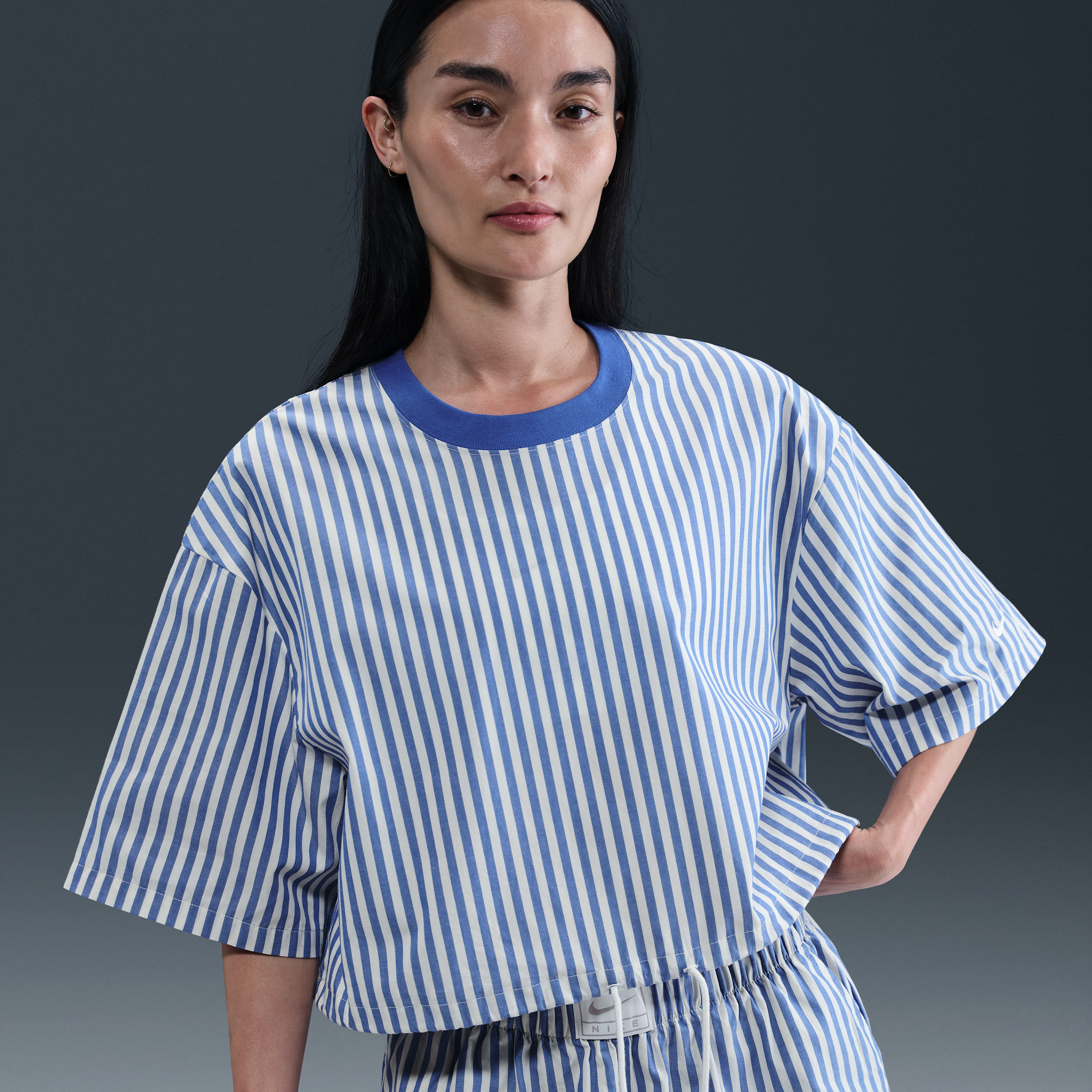 【ナイキ(NIKE)公式ストア】ナイキ スポーツウェア チル ポプリン ウィメンズ ストライプ ボクシー トップ IH8485-480 ブルー 【ナイキ(NIKE)公式ストア】ナイキ スポーツウェア チル ポプリン ウィメンズ ストライプ ボクシー トップ IH8485-480 ブルー