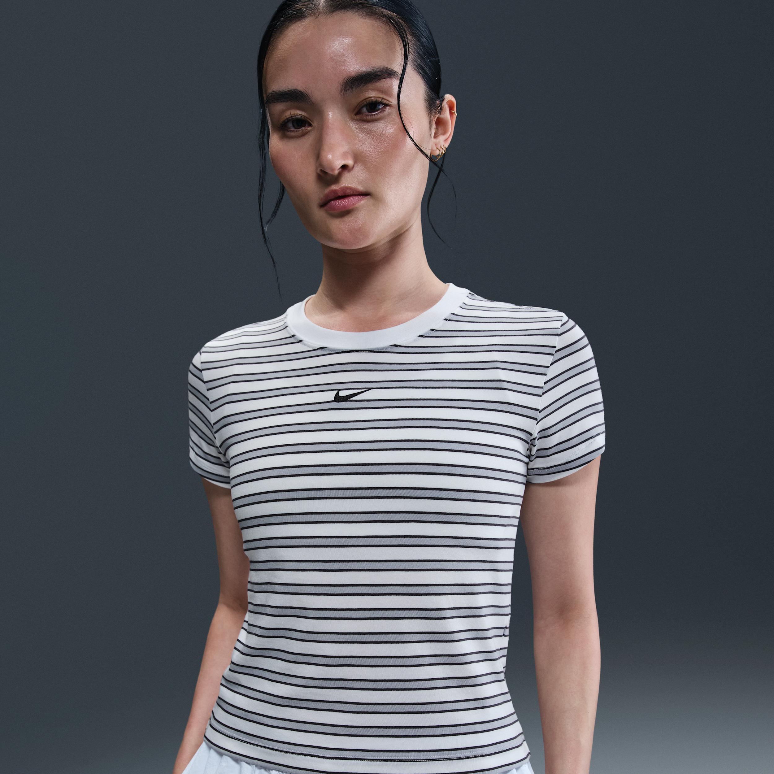 【ナイキ(NIKE)公式ストア】ナイキ スポーツウェア チル ニット ウィメンズ スリム ストライプド Tシャツ HF9525-100 ホワイト 【ナイキ(NIKE)公式ストア】ナイキ スポーツウェア チル ニット ウィメンズ スリム ストライプド Tシャツ HF9525-100 ホワイト