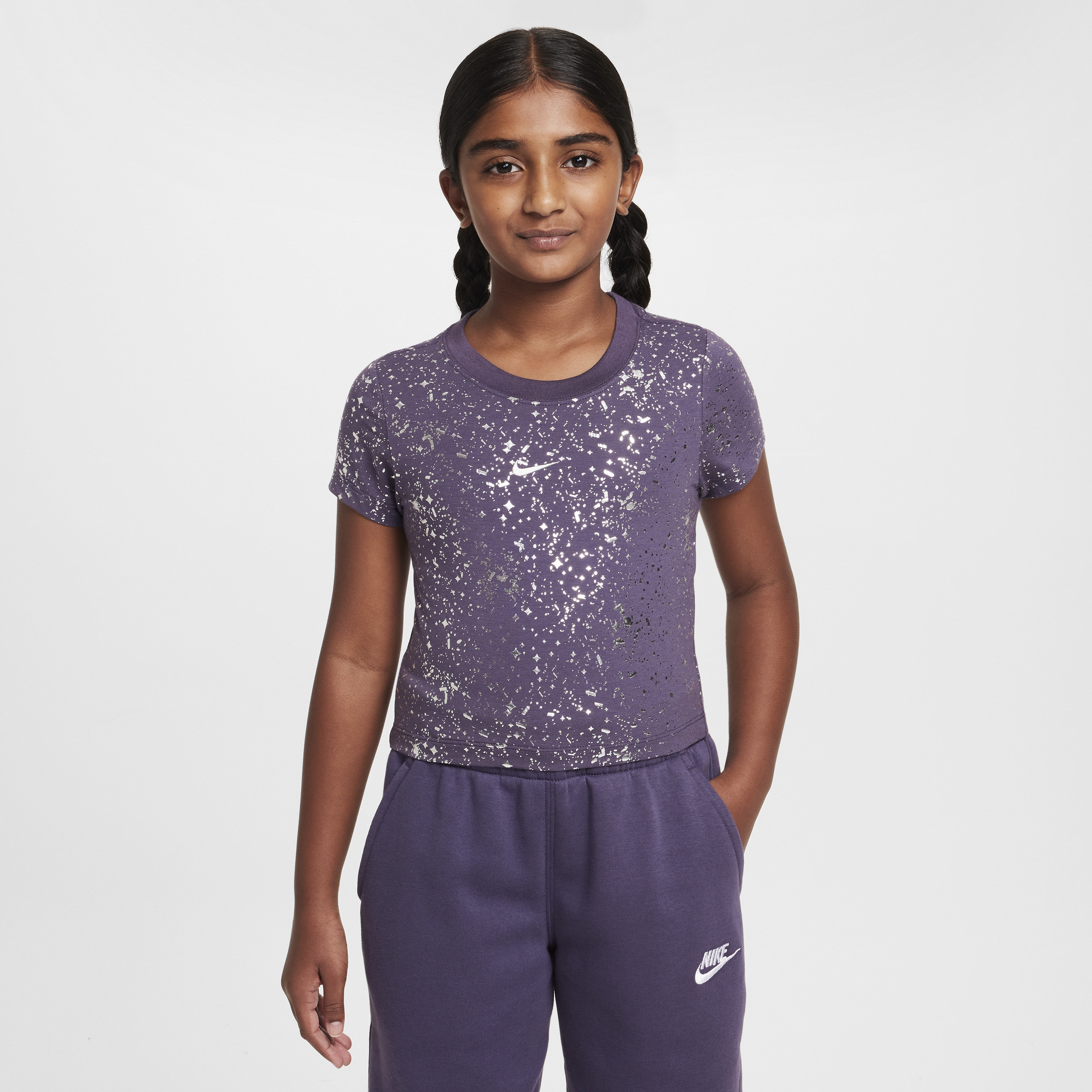 【ナイキ(NIKE)公式ストア】ナイキ スポーツウェア ジュニア (ガールズ) クロップ Tシャツ HM6541-573 パープル 【ナイキ(NIKE)公式ストア】ナイキ スポーツウェア ジュニア (ガールズ) クロップ Tシャツ HM6541-573 パープル