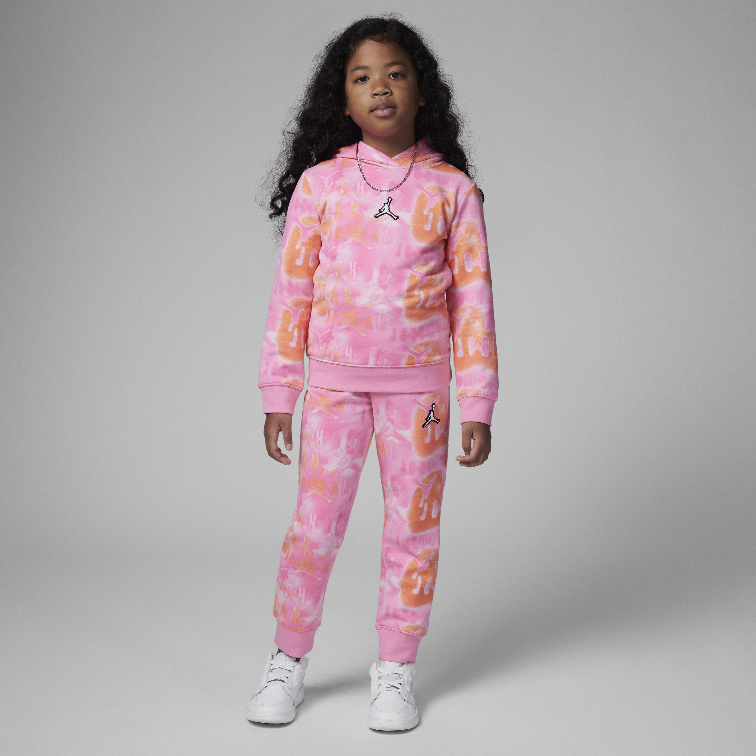Jordan Essentials-sæt med fleecehættetrøje og -bukser med print til mindre børn - Pink