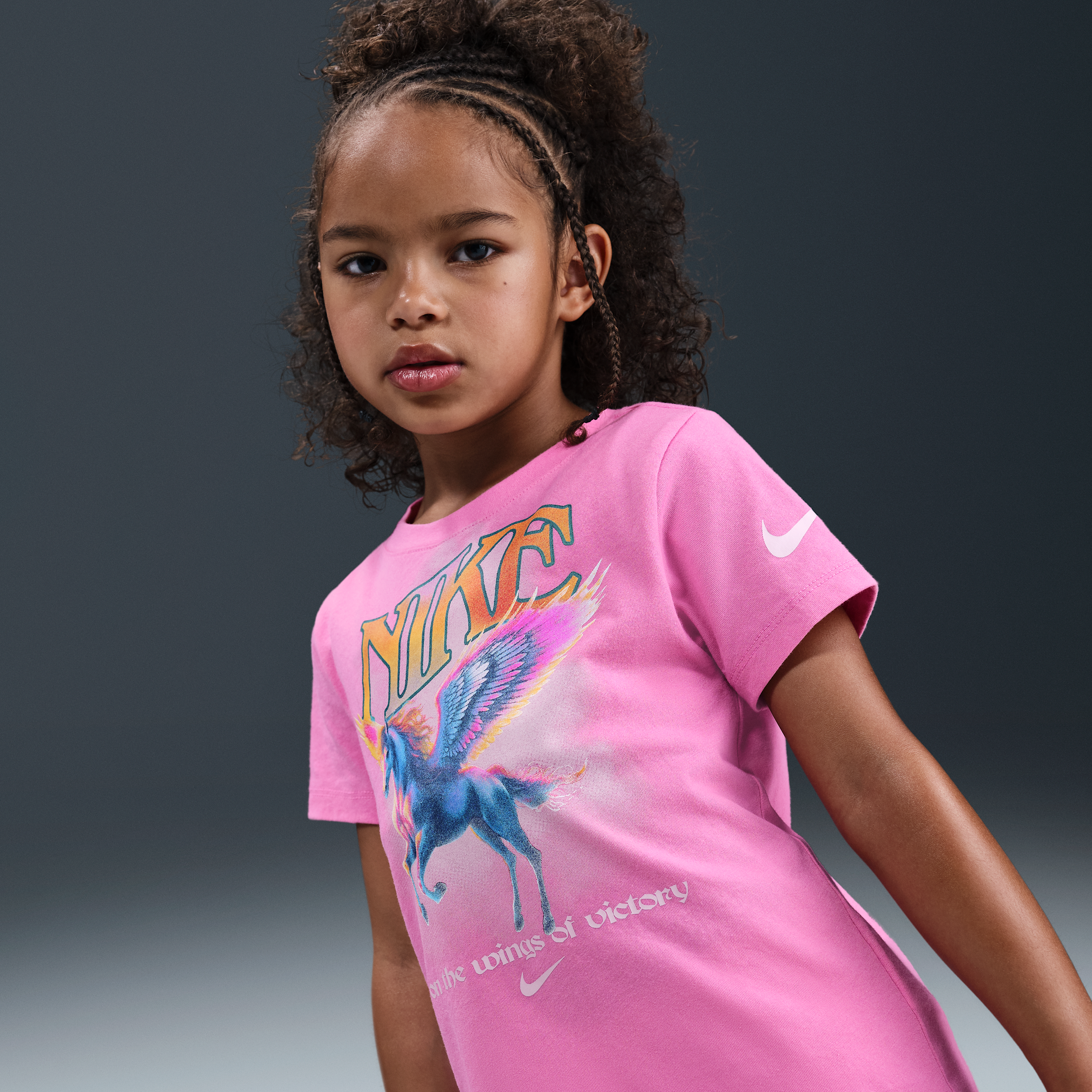 【ナイキ(NIKE)公式ストア】ナイキ リトルキッズ ペガサス Tシャツ IO2524-654 ピンク 【ナイキ(NIKE)公式ストア】ナイキ リトルキッズ ペガサス Tシャツ IO2524-654 ピンク