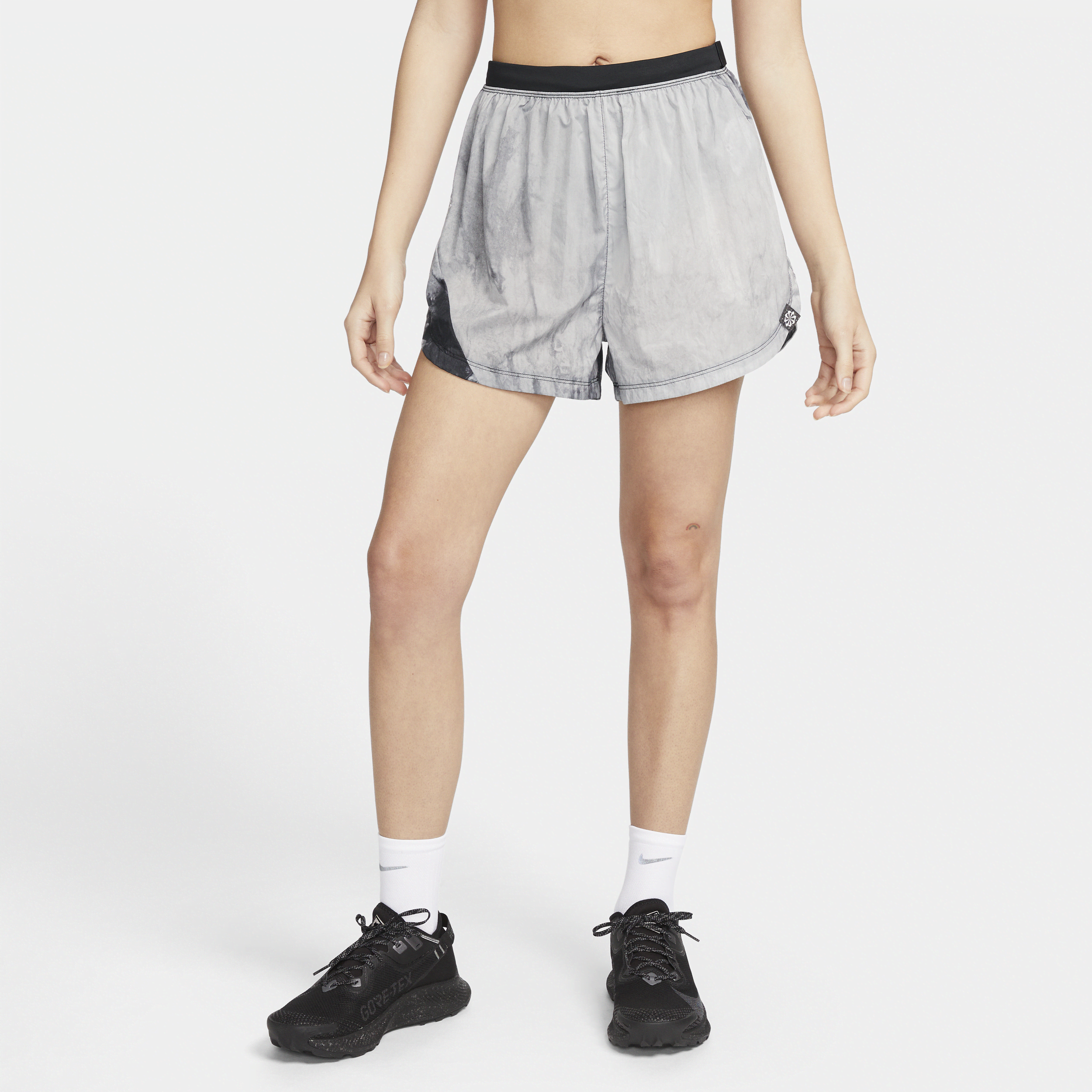 Nike Dri-FIT Repel-trailløbeshorts med indershorts (8 cm), mellemhøj talje og lommer til kvinder - sort