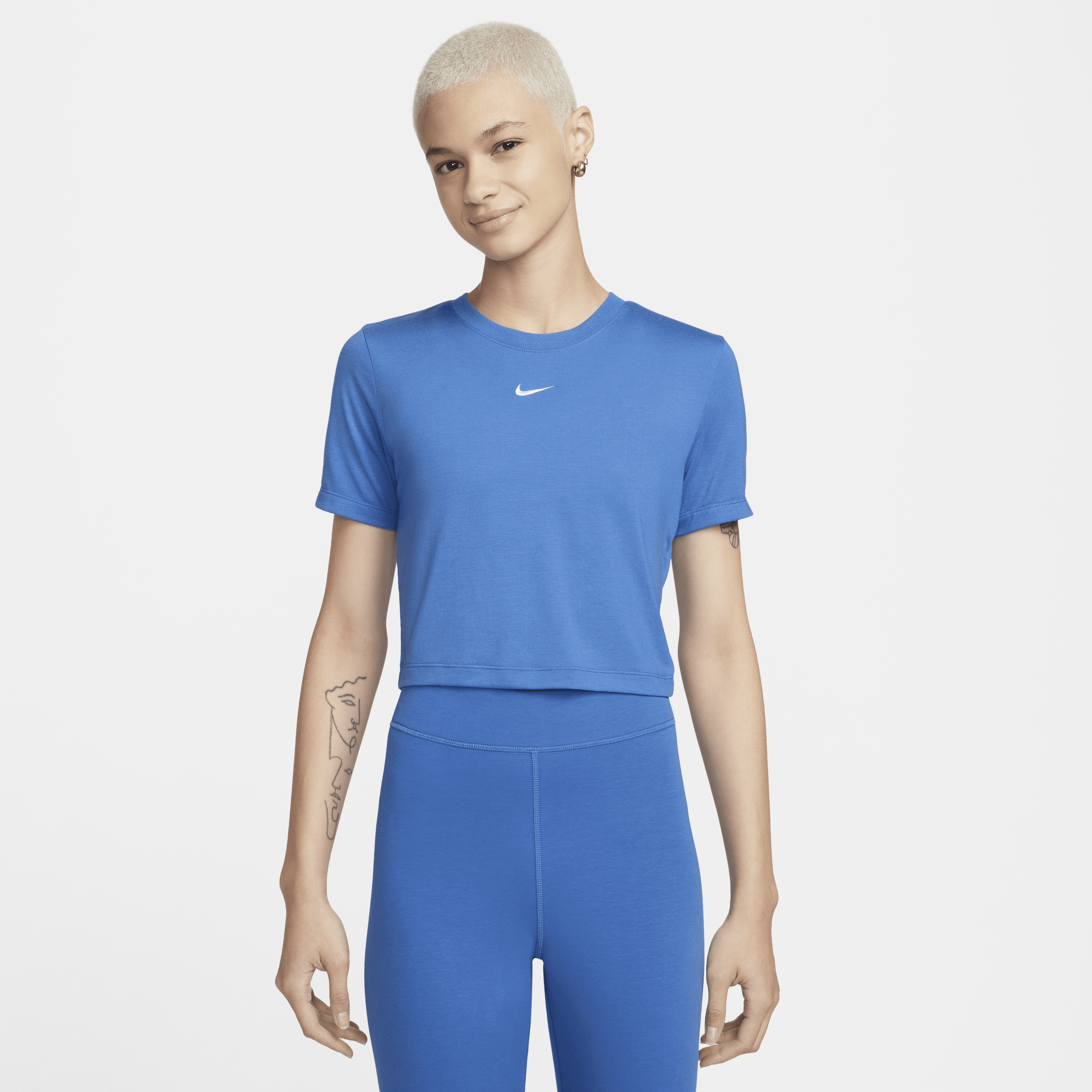 Kort, slank Nike Sportswear Essential-T-shirt til kvinder - blå