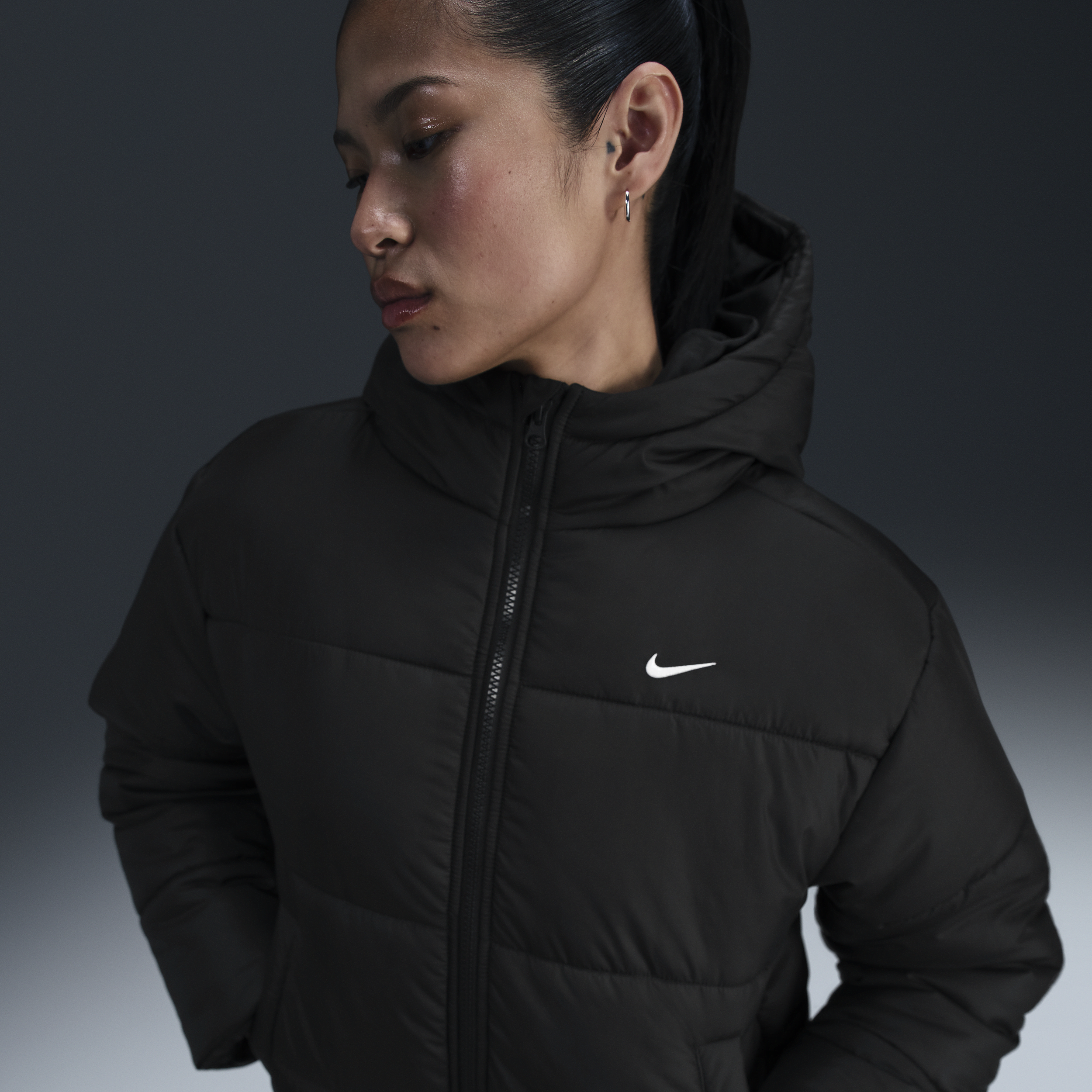 【ナイキ(NIKE)公式ストア】ナイキ スポーツウェア クラシック パファー ウィメンズ Therma-FIT ルーズ フーデッド ジャケット FZ5900-010 ブラック 【ナイキ(NIKE)公式ストア】ナイキ スポーツウェア クラシック パファー ウィメンズ Therma-FIT ルーズ フーデッド ジャケット FZ5900-010 ブラック