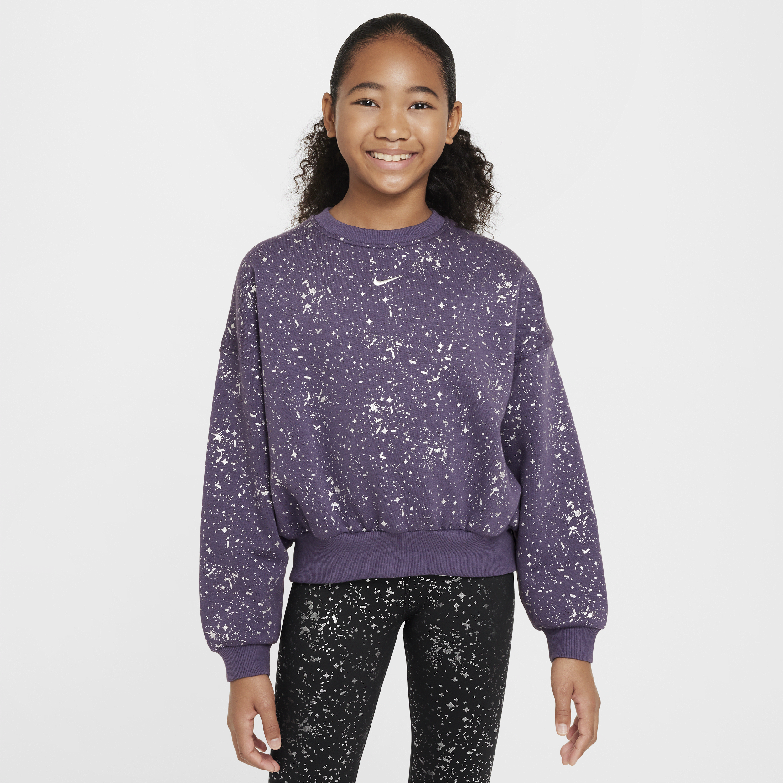 【ナイキ(NIKE)公式ストア】ナイキ スポーツウェア クラブ フリース ジュニア (ガールズ) クルーネック スウェットシャツ HF4393-573 パープル 【ナイキ(NIKE)公式ストア】ナイキ スポーツウェア クラブ フリース ジュニア (ガールズ) クルーネック スウェットシャツ HF4393-573 パープル